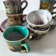 Tasses et soucoupes Morvan en céramique émaillée polychrome