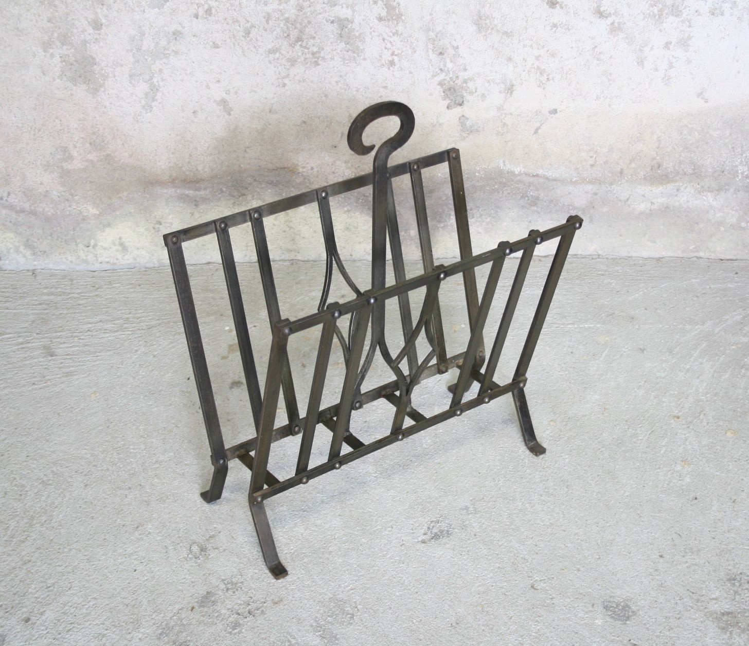 Metal magazine rack