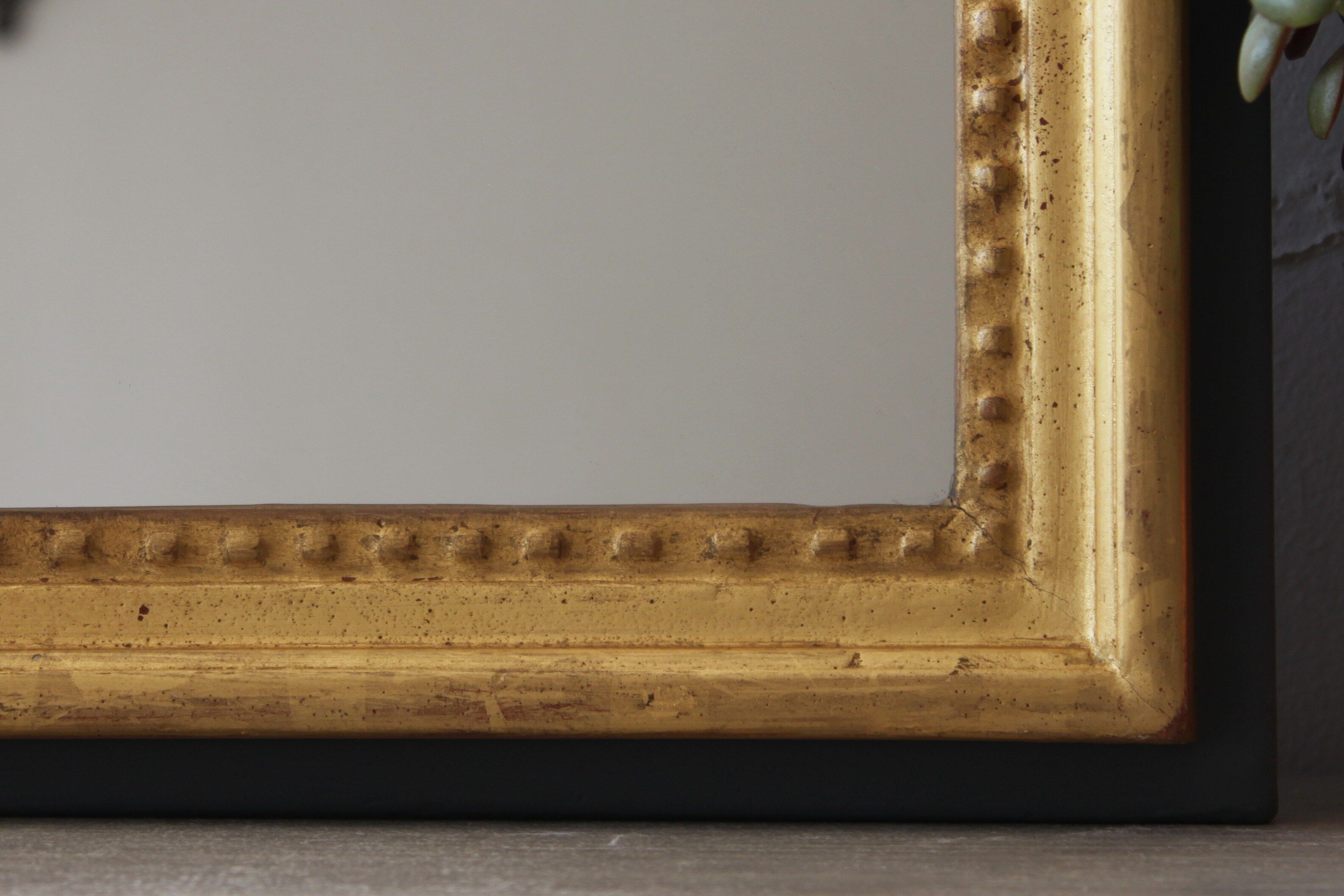 Miroir doré longiligne ancien à la feuille d'or et teinte grise 36x121cm