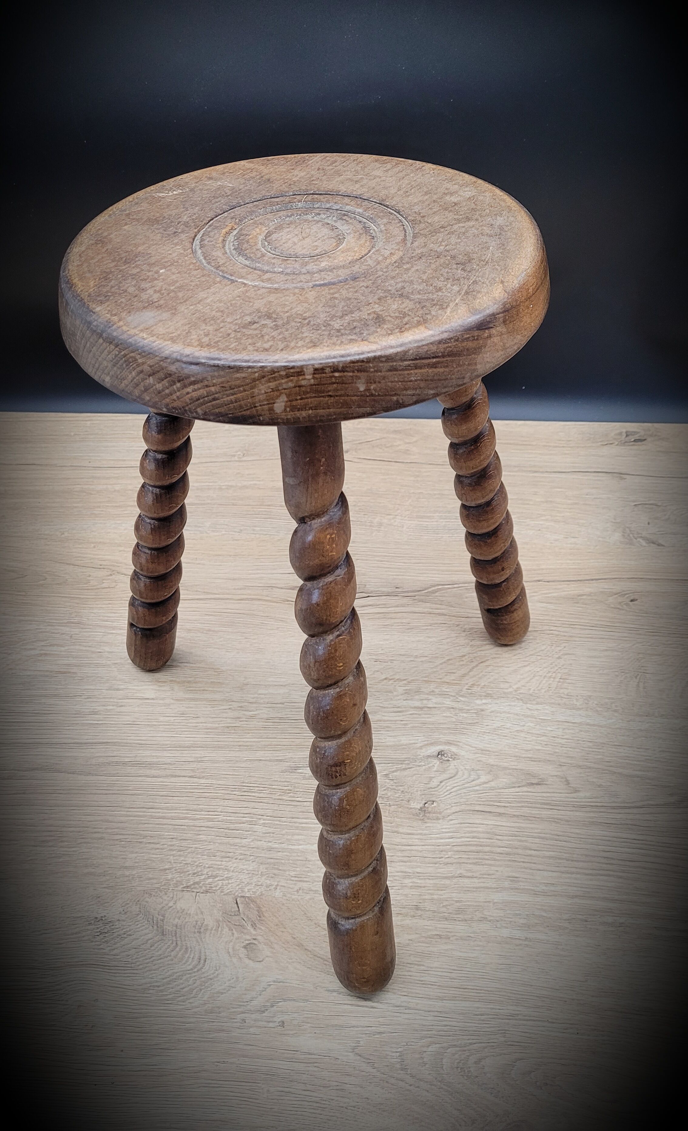 Tripod stool with turned feet
