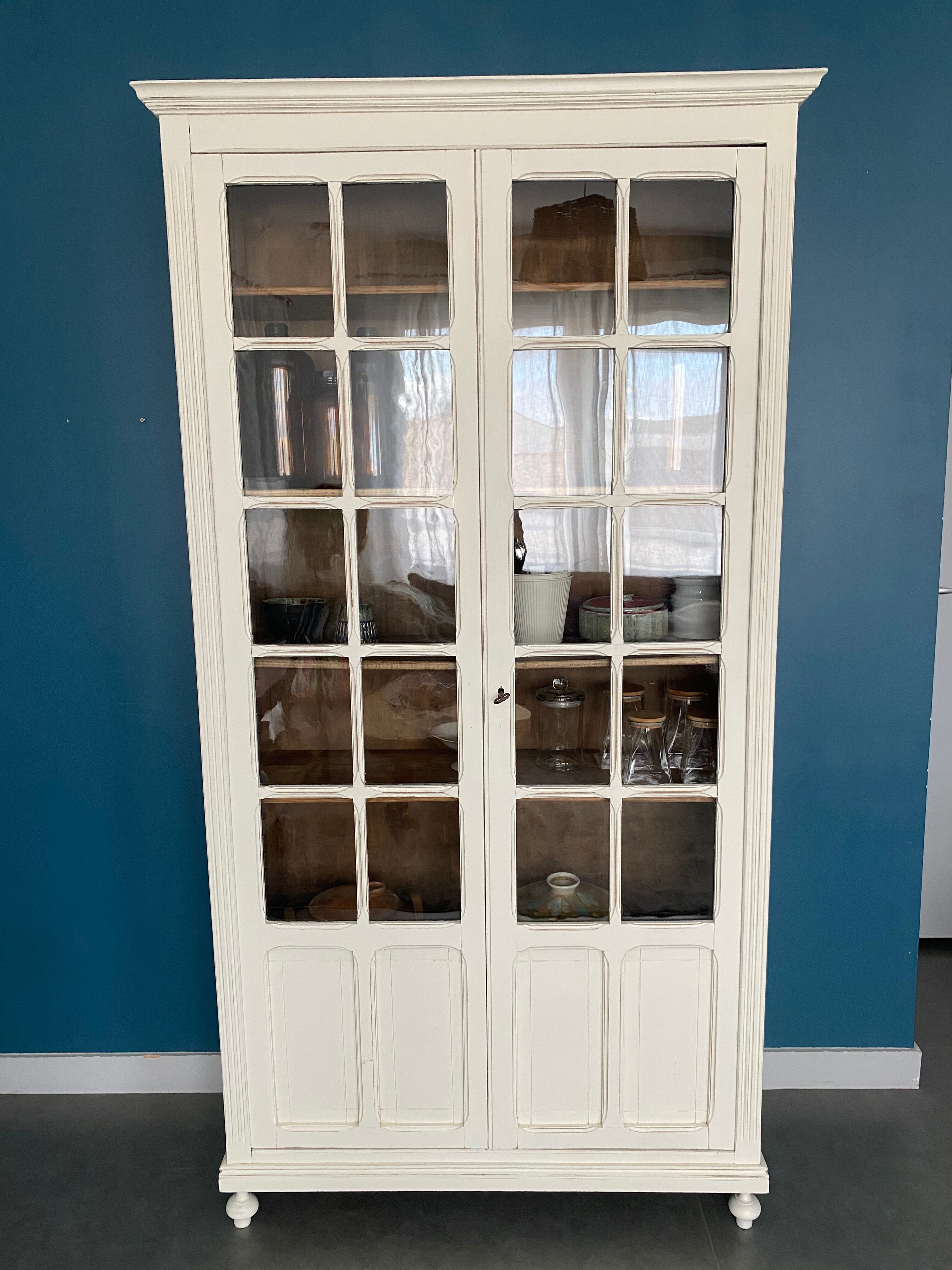 Armoire vitrée parisienne ancienne
