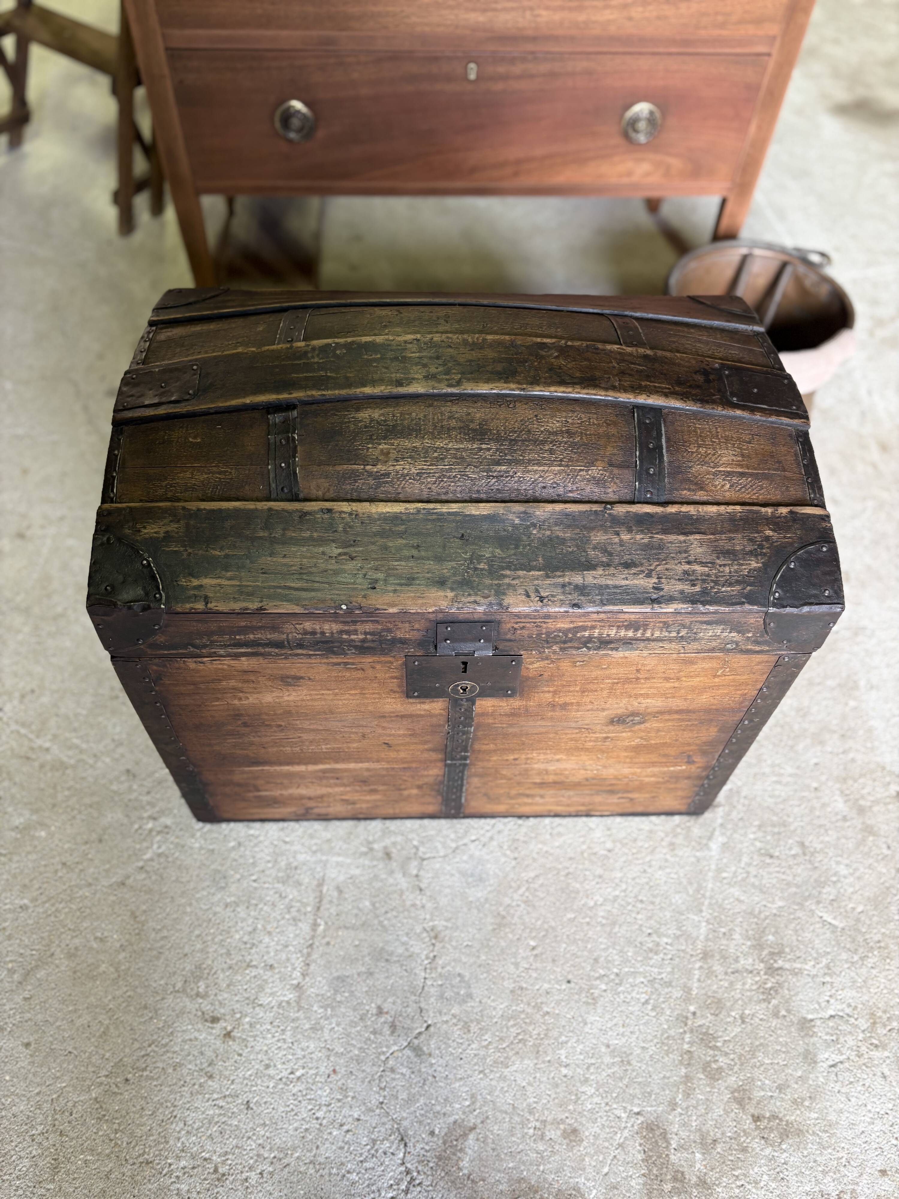 Malle bombée ancienne – rangement & déco vintage