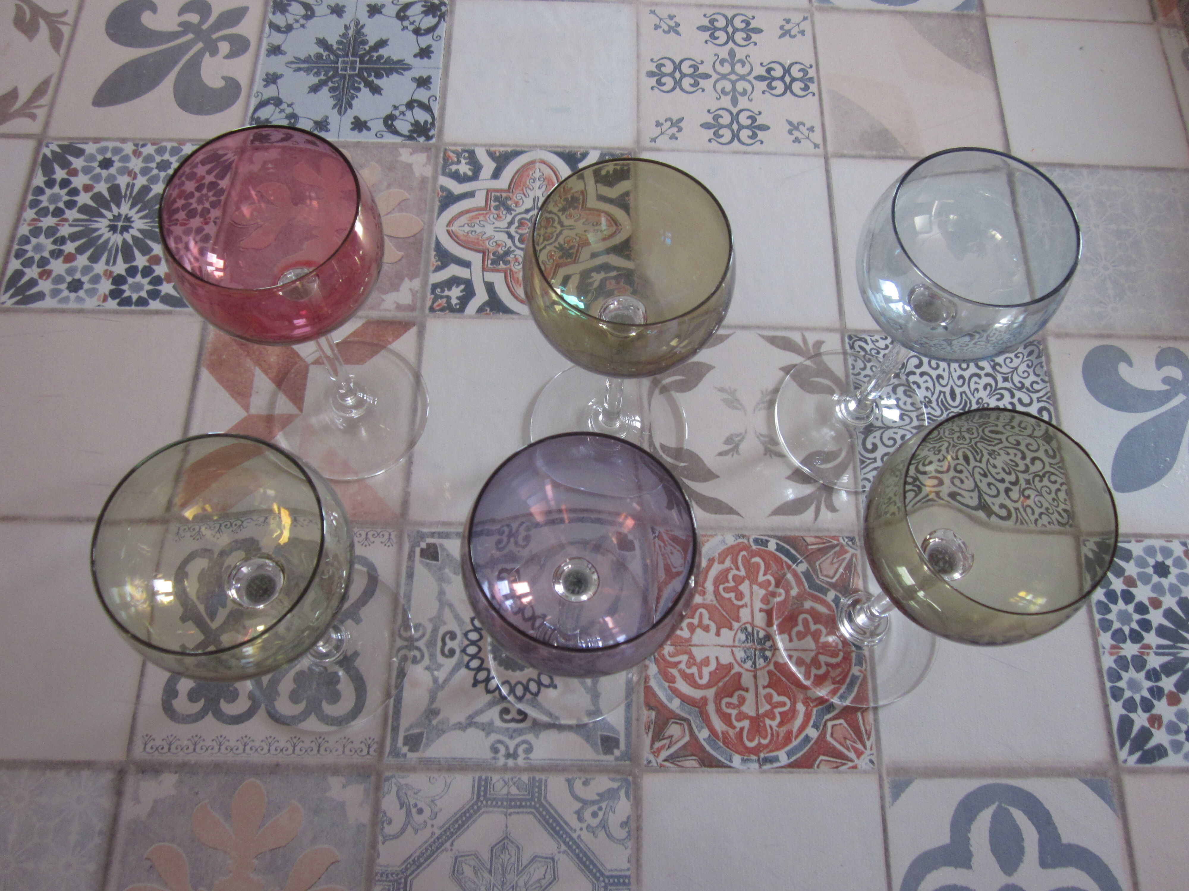 6 verres à vin de couleur