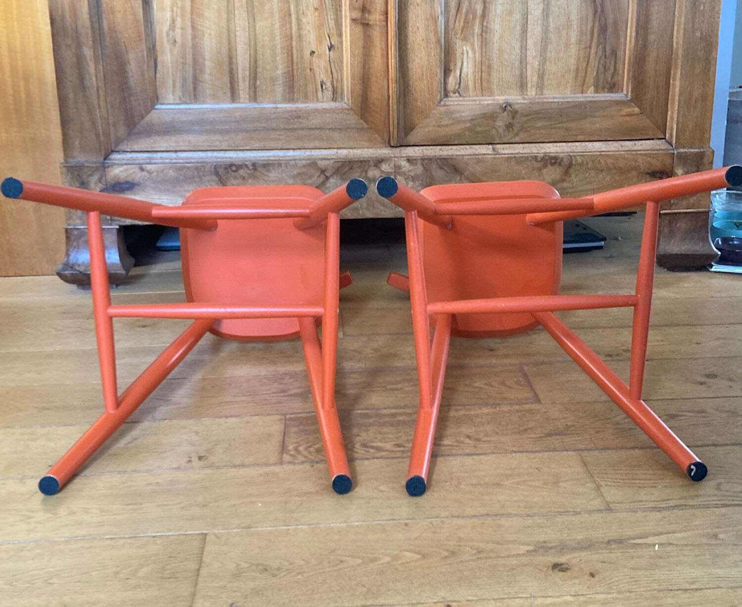 Vintage solid wood high chairs in Western style for children.