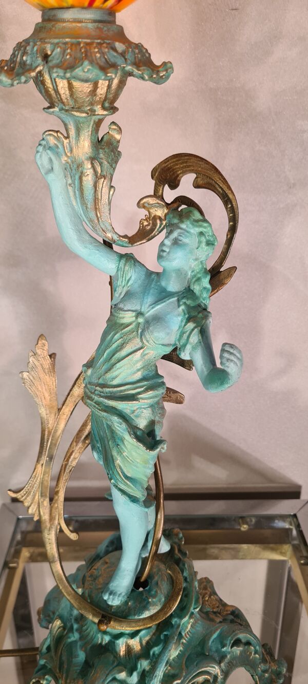Ancienne   lampe  en regule  patiné  vert et bronze avec jolie tulipe multi couleurs en opaline