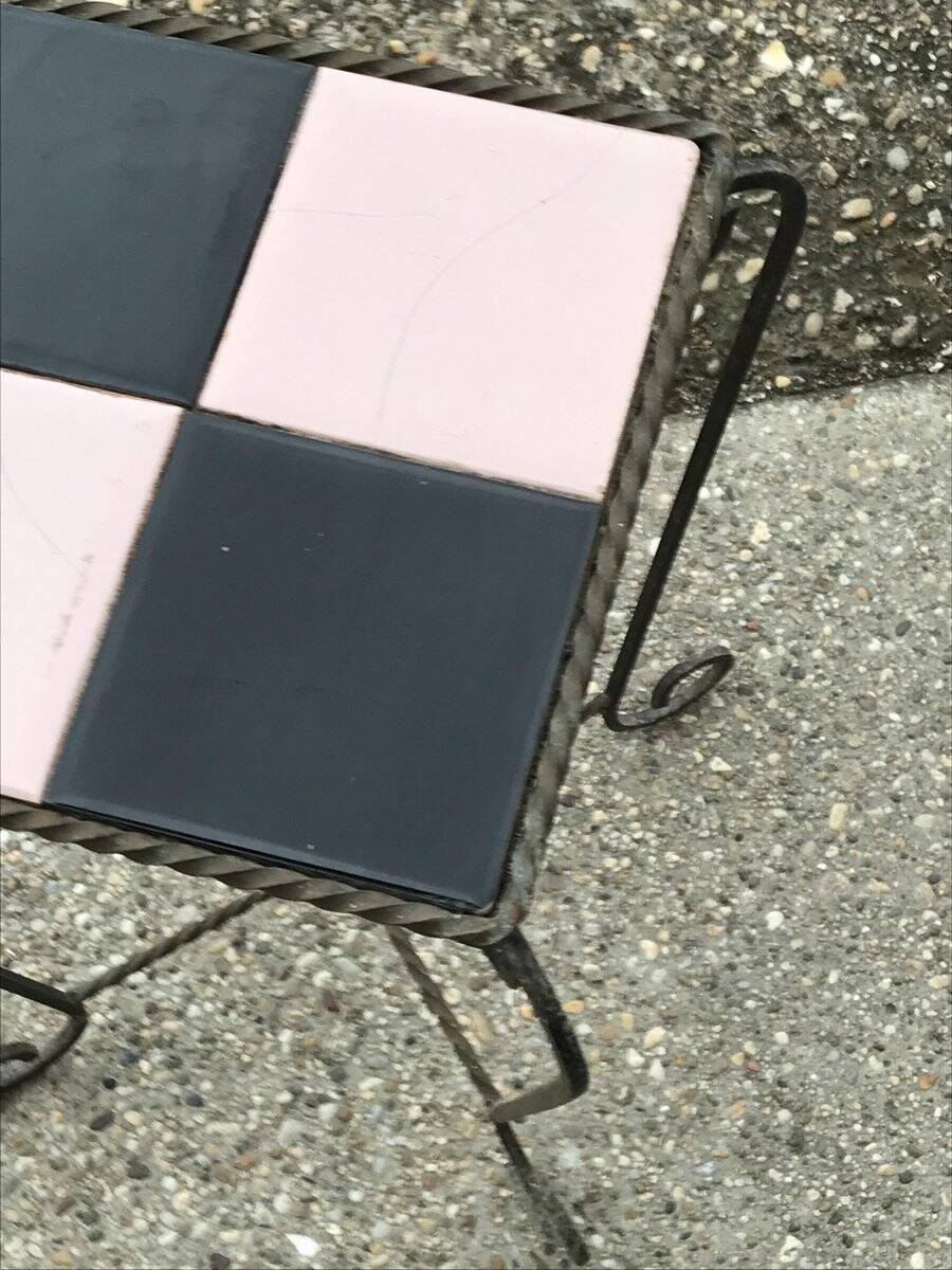 Guéridon Art Déco en fer noir et rose, plateau carrelé et moulure torsadée, années 1950