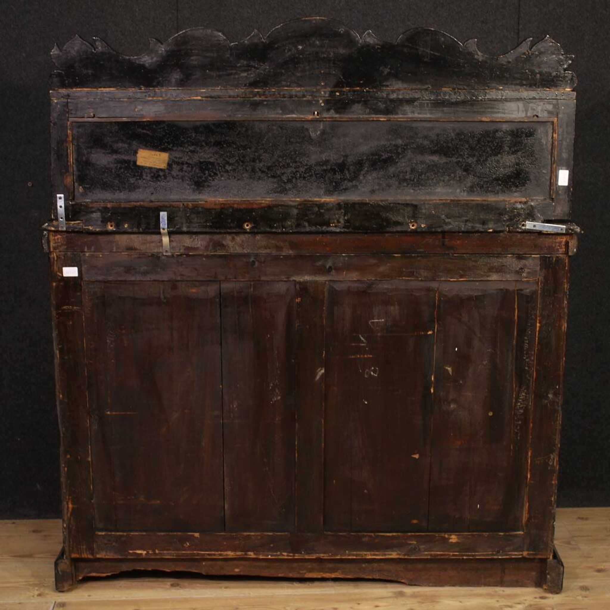Buffet anglais laqué et peint du XIXe siècle