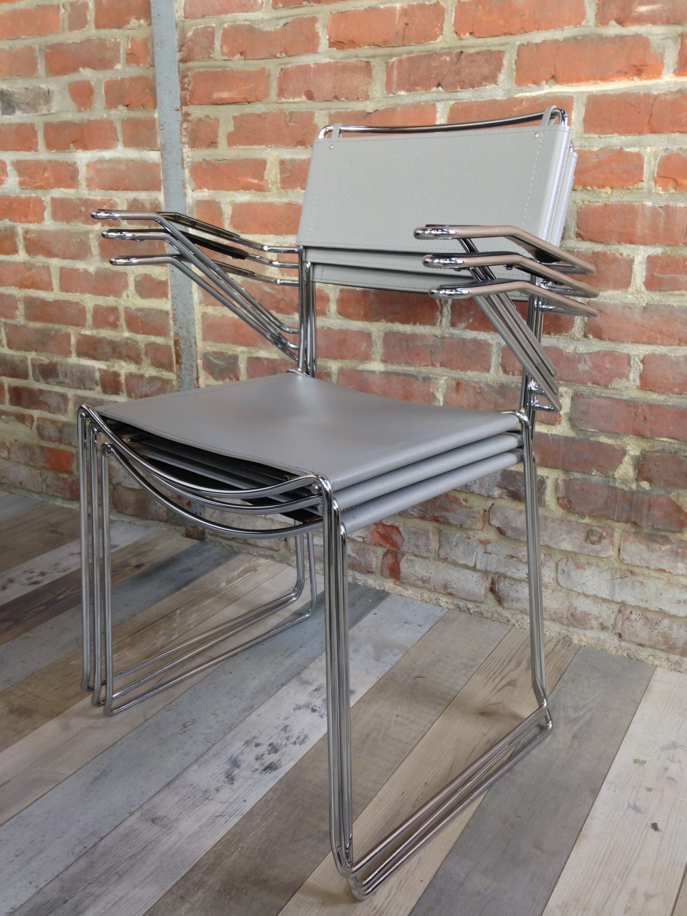 Lot of 4 Italian design chairs in leather and chrome