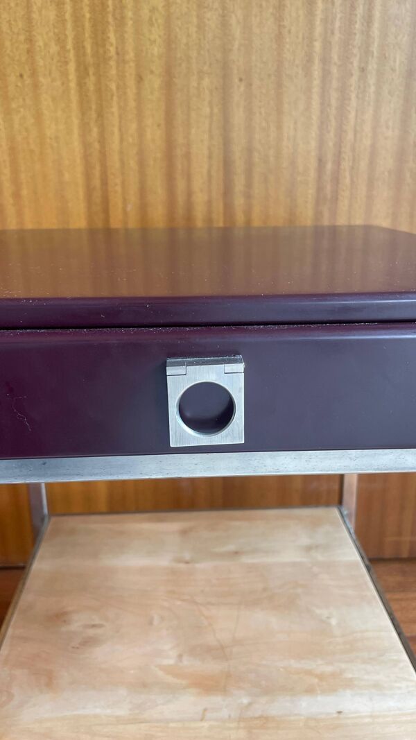 Table d’appoint moderniste en métal chromé et laque li de vin – Guy Lefevre