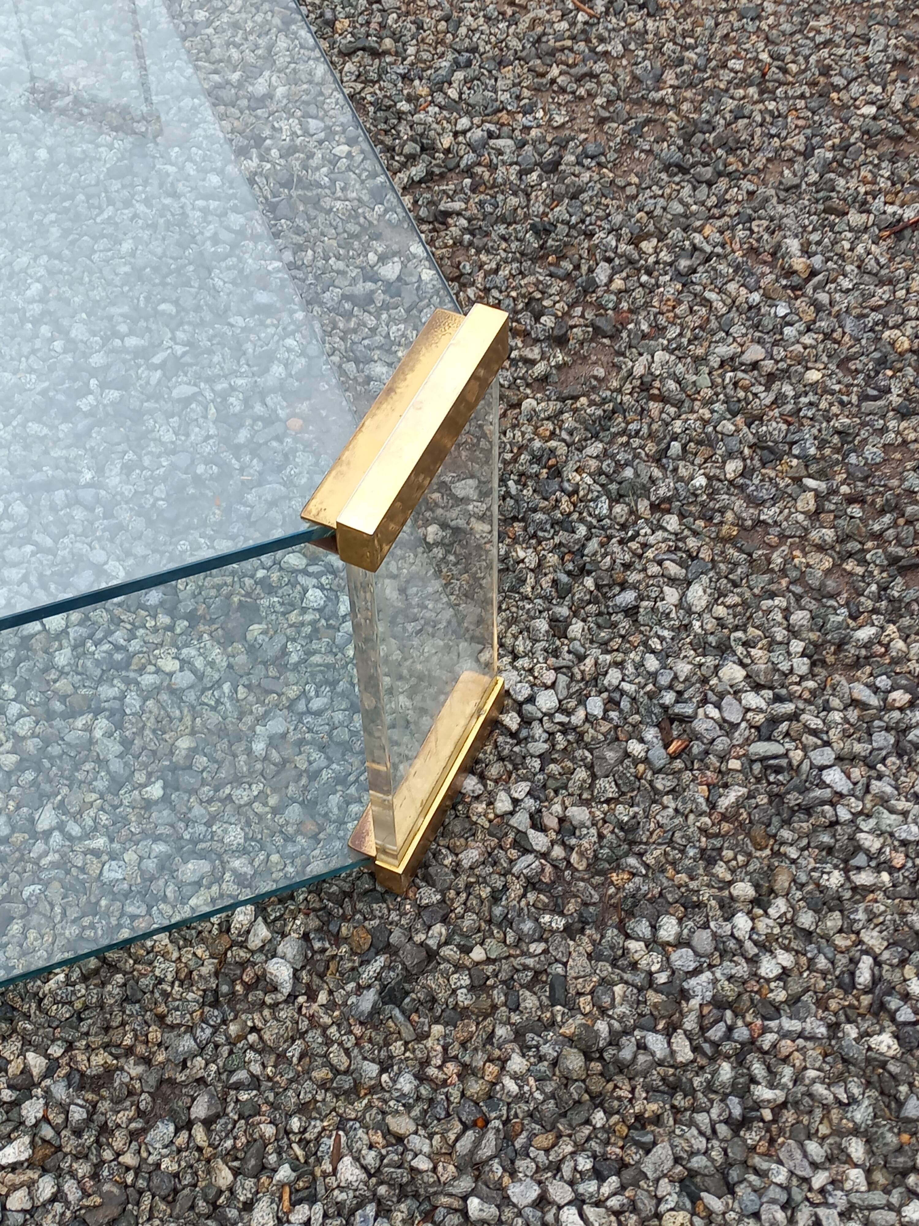 Table basse design des années 70 en verre plexi métal doré