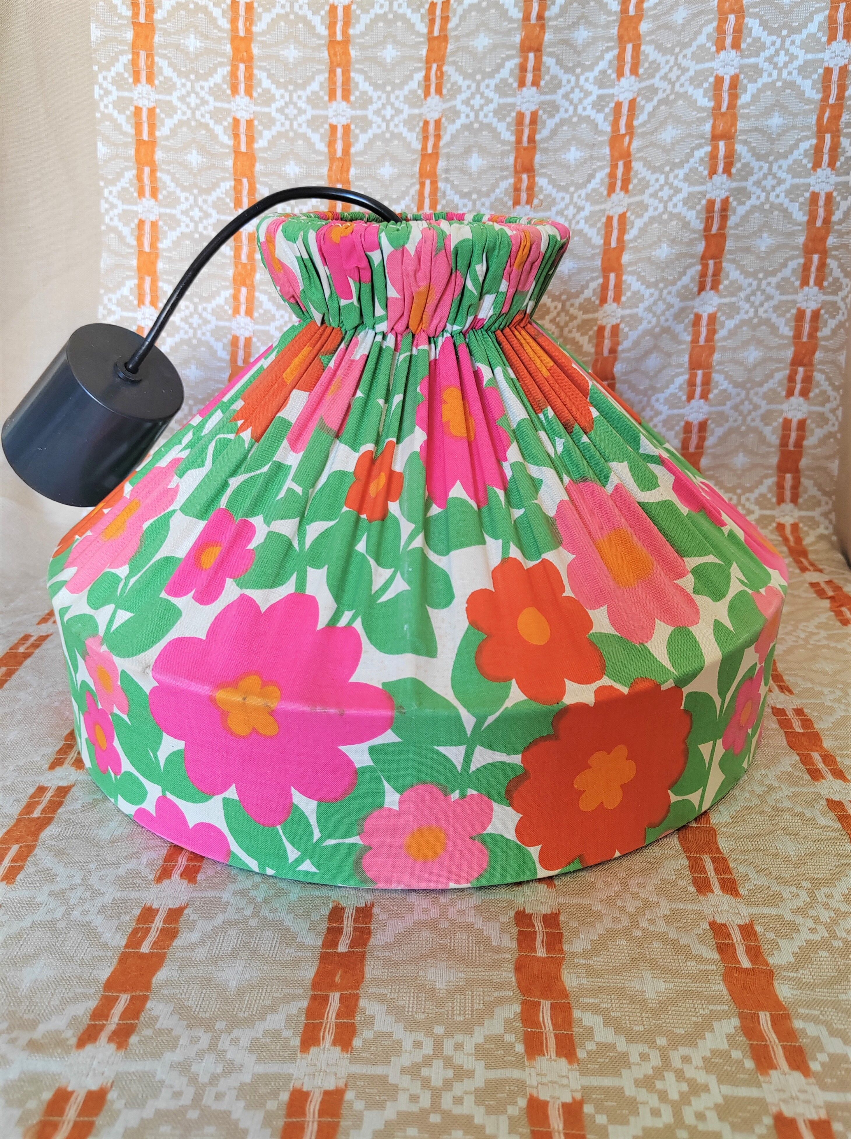 Suspension "kitch" in floral fabric