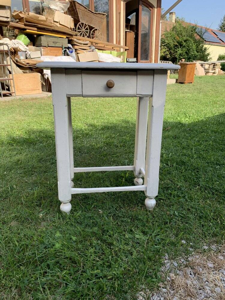 Petite table d'appoint blanche en bois, années 1920, tiroir et pieds tournés
