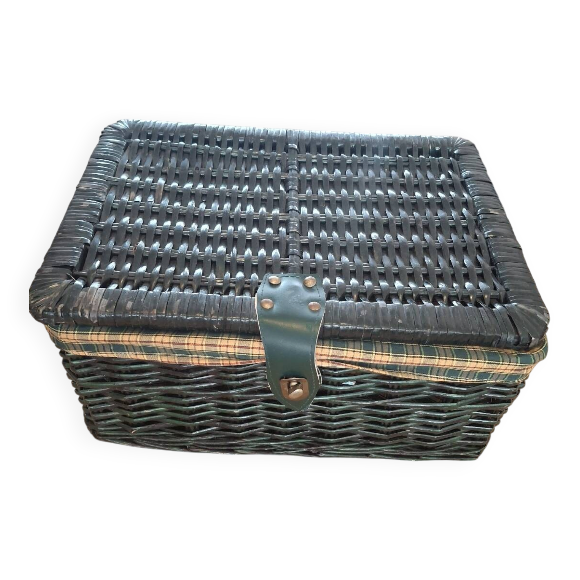 Vintage green wicker picnic basket – tartan interior