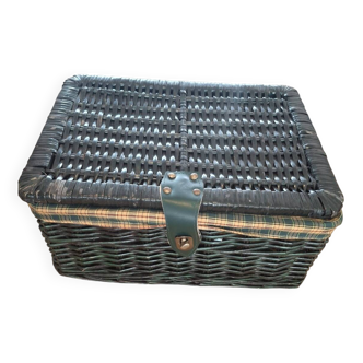Vintage green wicker picnic basket – tartan interior