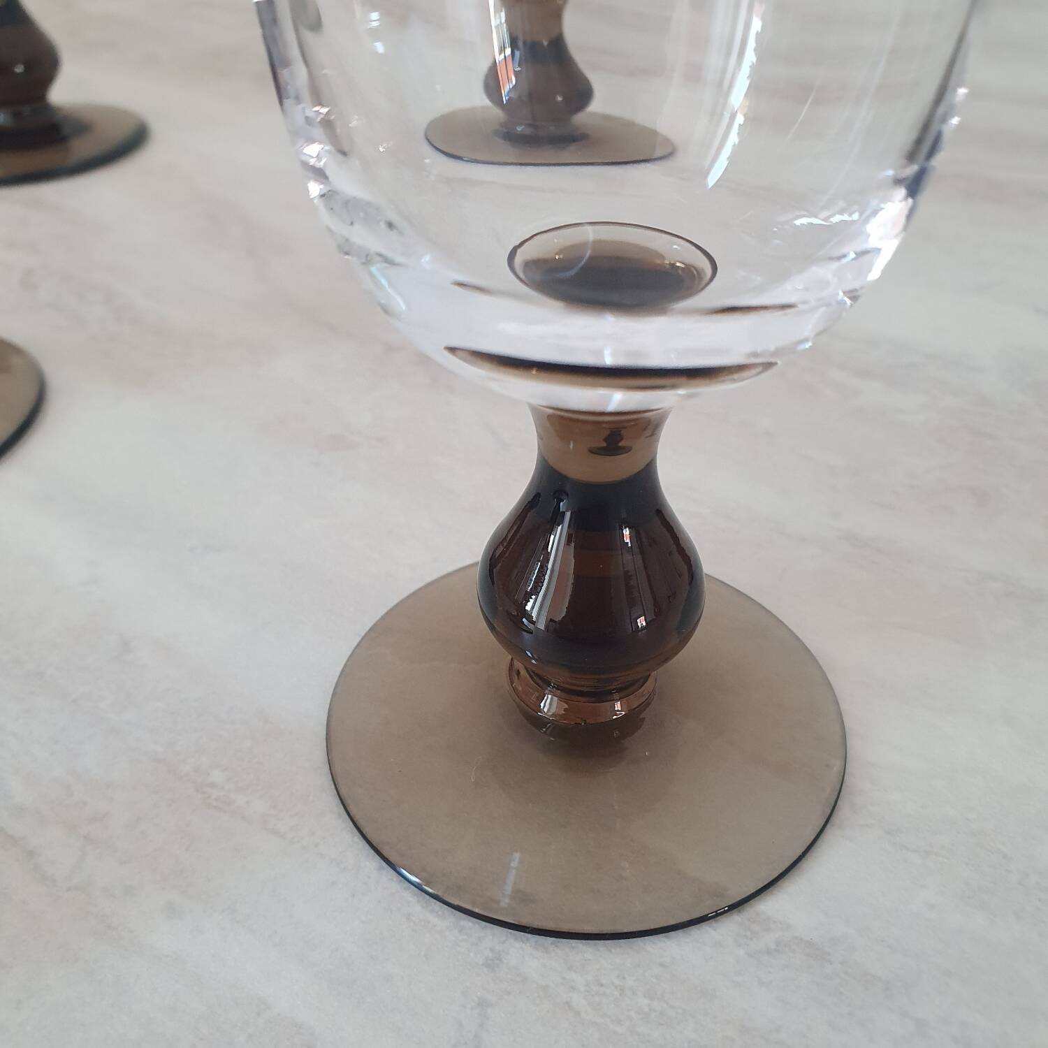 Champagne flutes with smoked brown glass feet