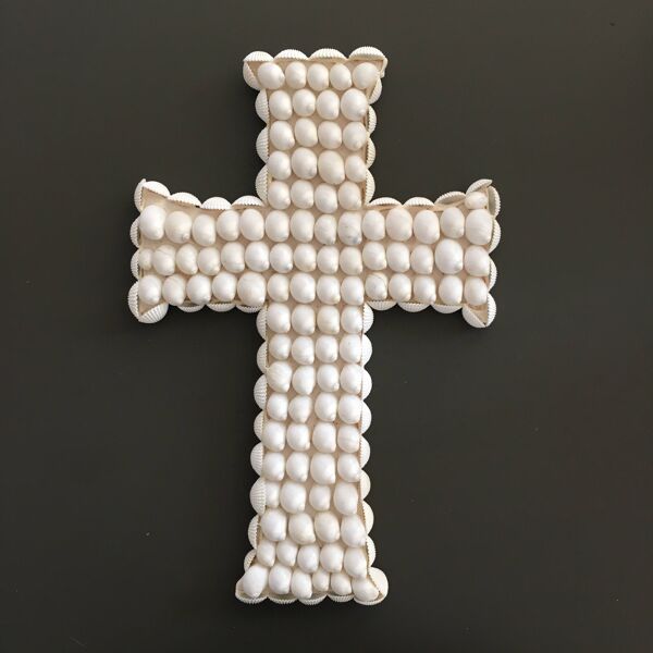 Croix en coquillages