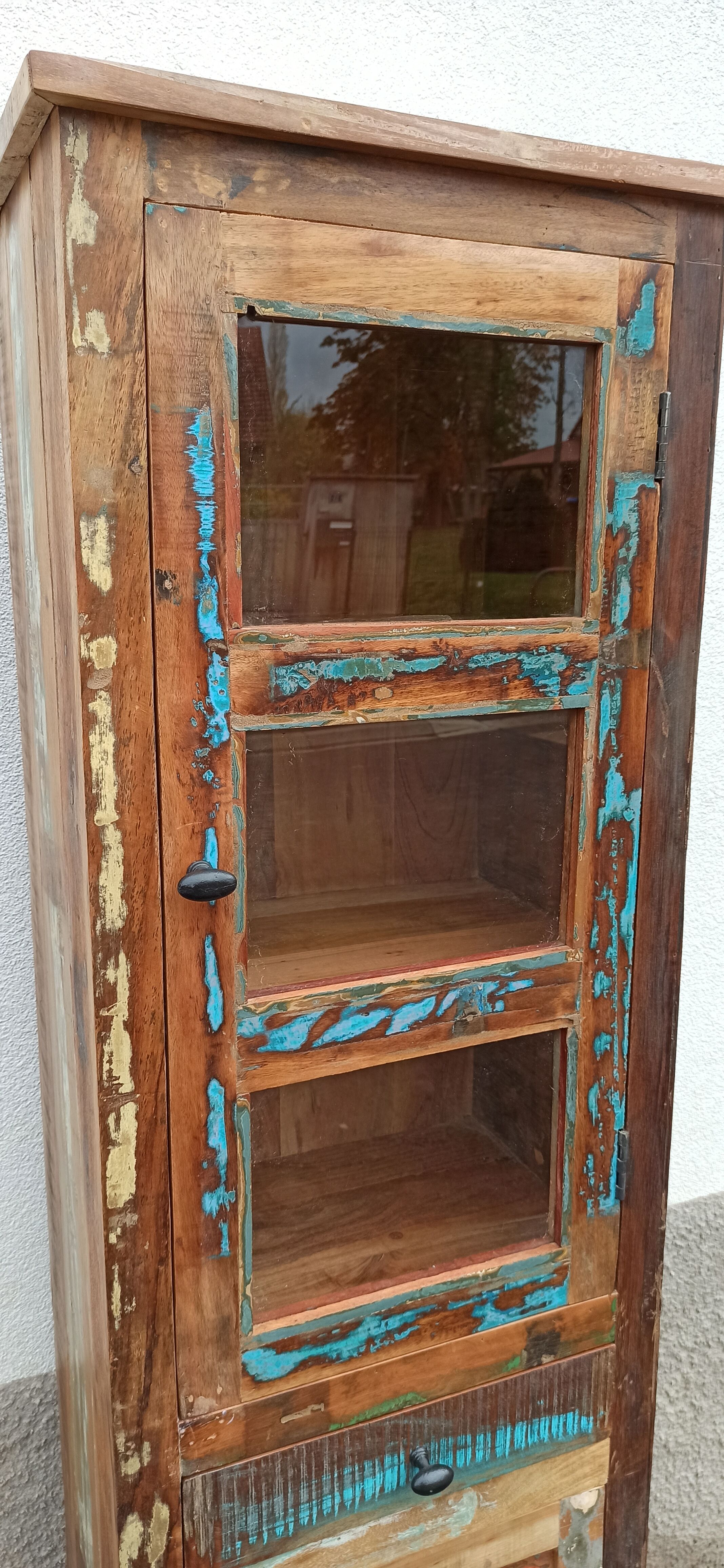 Bibliothèque en bois coloré avec vitres