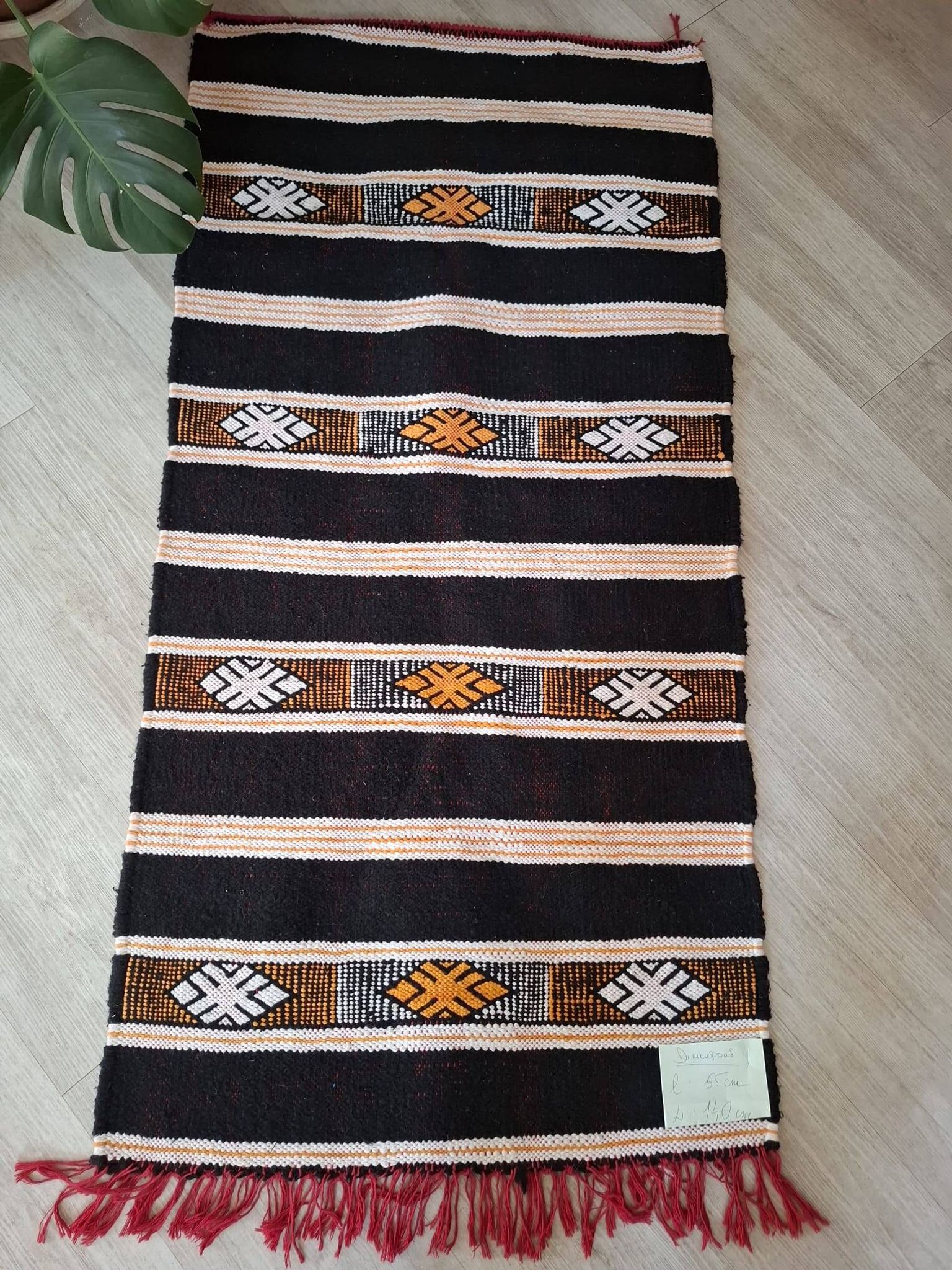Petit Kilim Berbère Noir & Safran – Tissage plat Hanbel – 65x140 cm