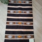 Petit Kilim Berbère Noir & Safran – Tissage plat Hanbel – 65x140 cm