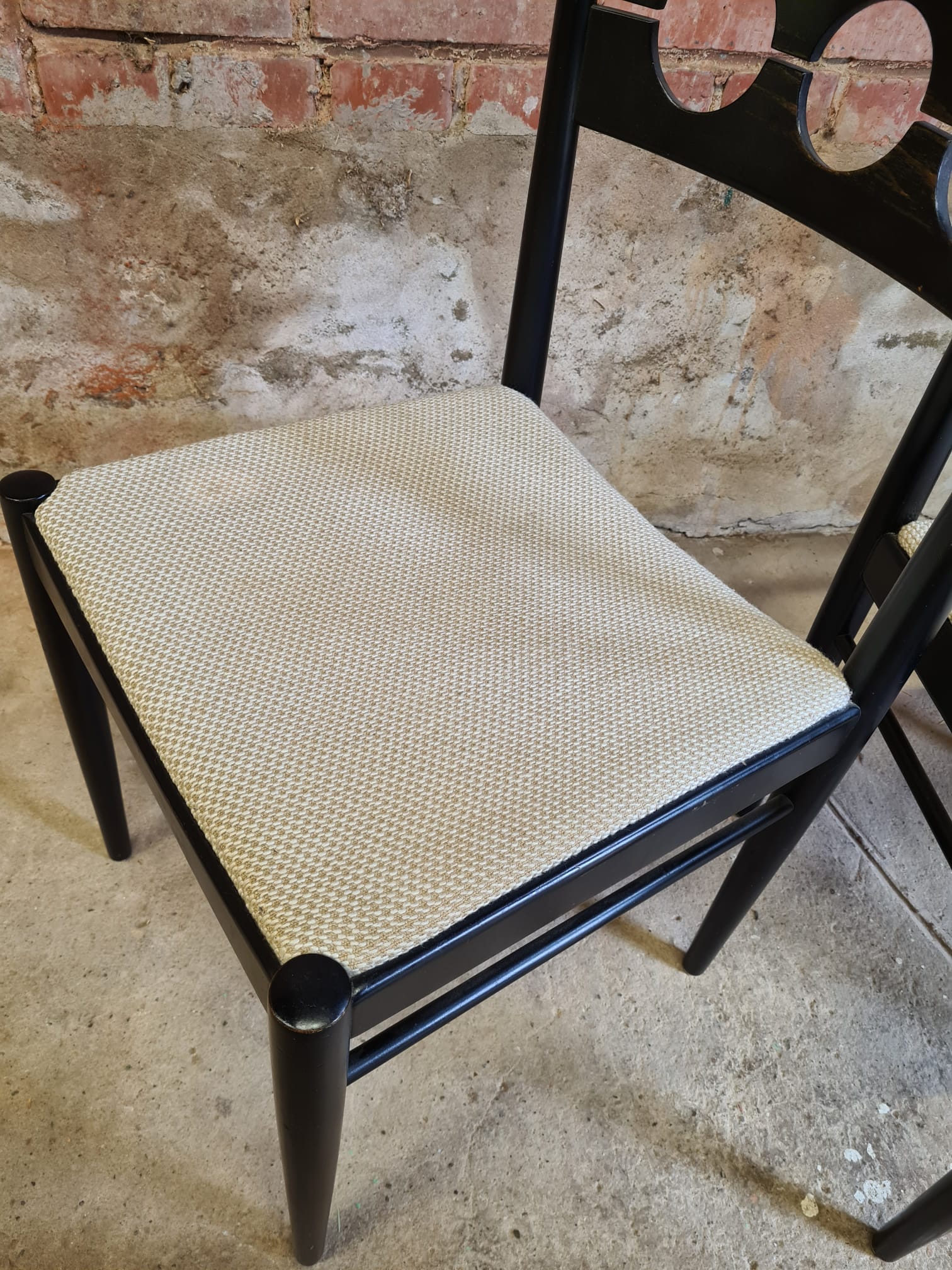 4 vintage wooden chairs 70"