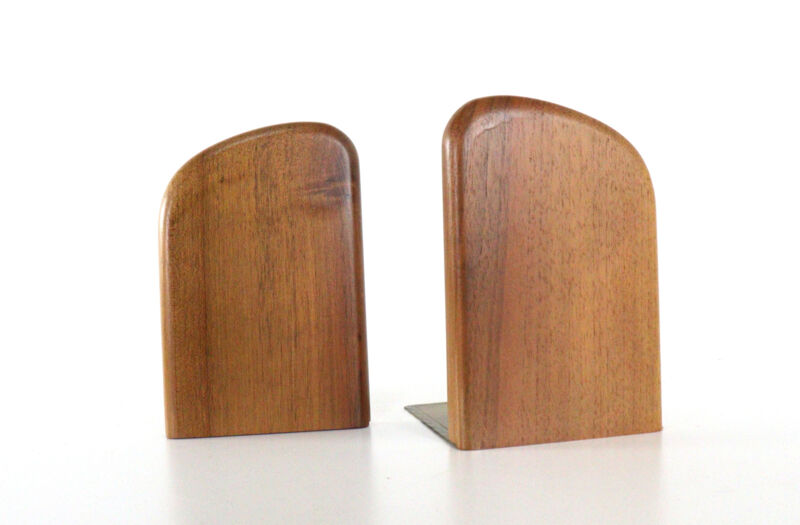 En ensemble de serre-livres en bois danois.