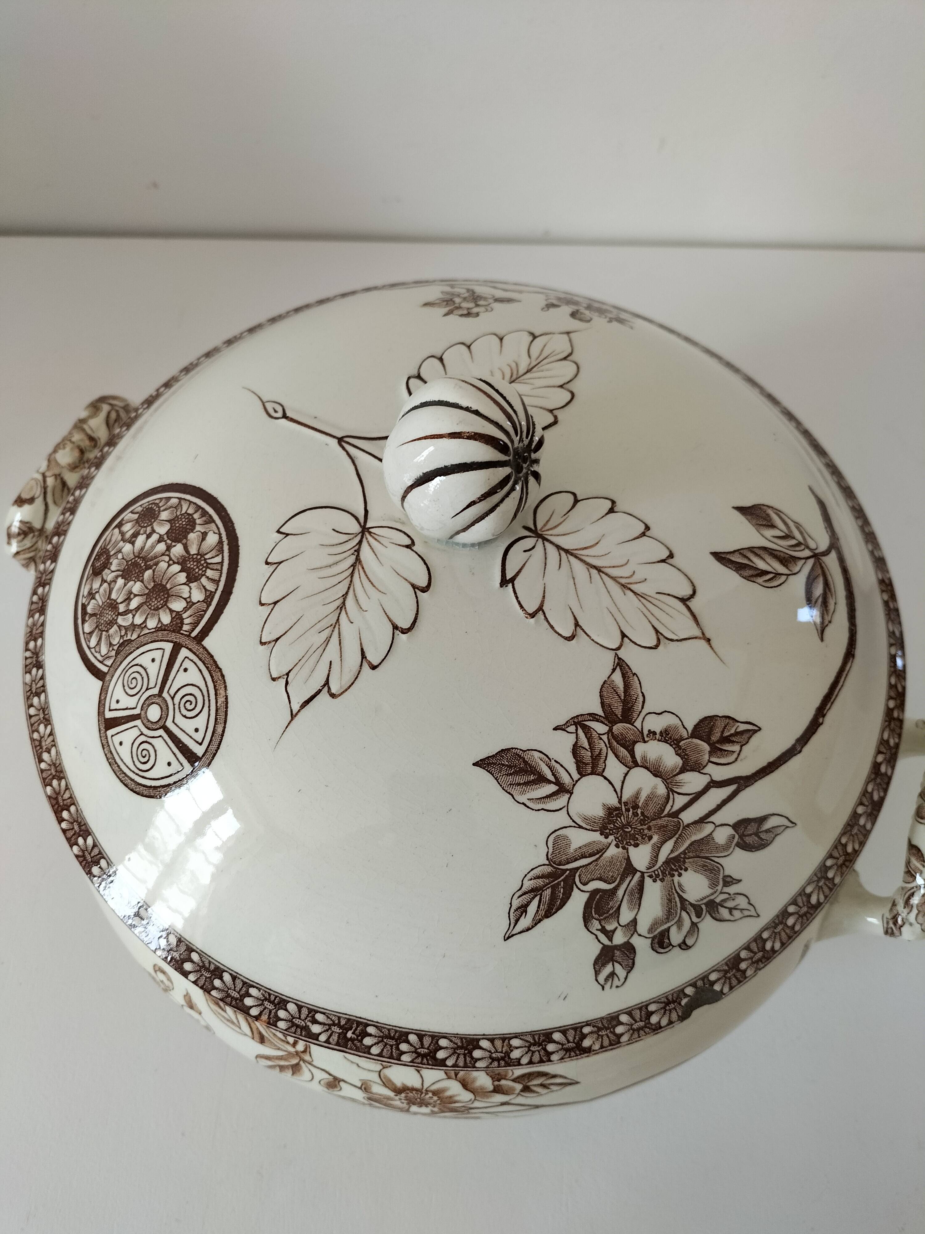 Soupière ancienne en terre de fer – décor "Marguerite", Grand Dépôt Paris