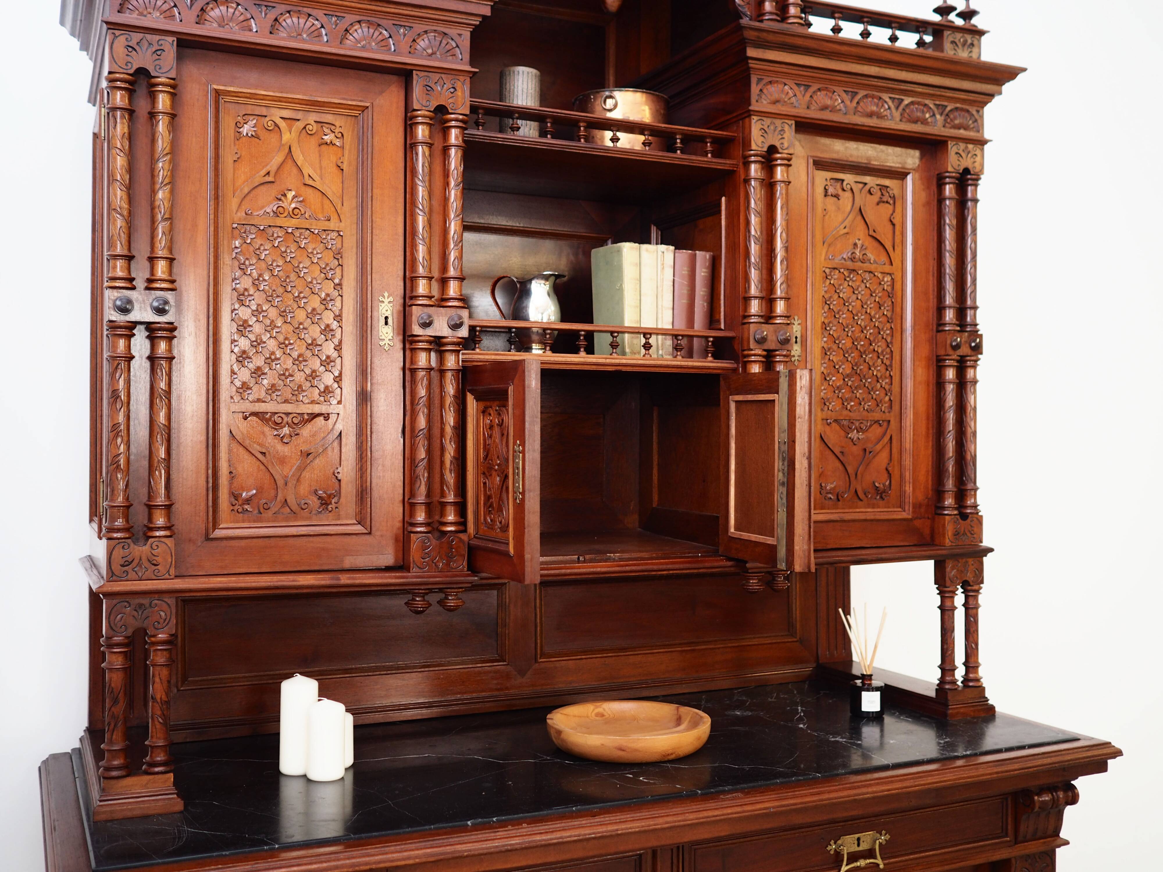 Armoire, vaisselier en chêne, Allemagne première moitié du XXème s.