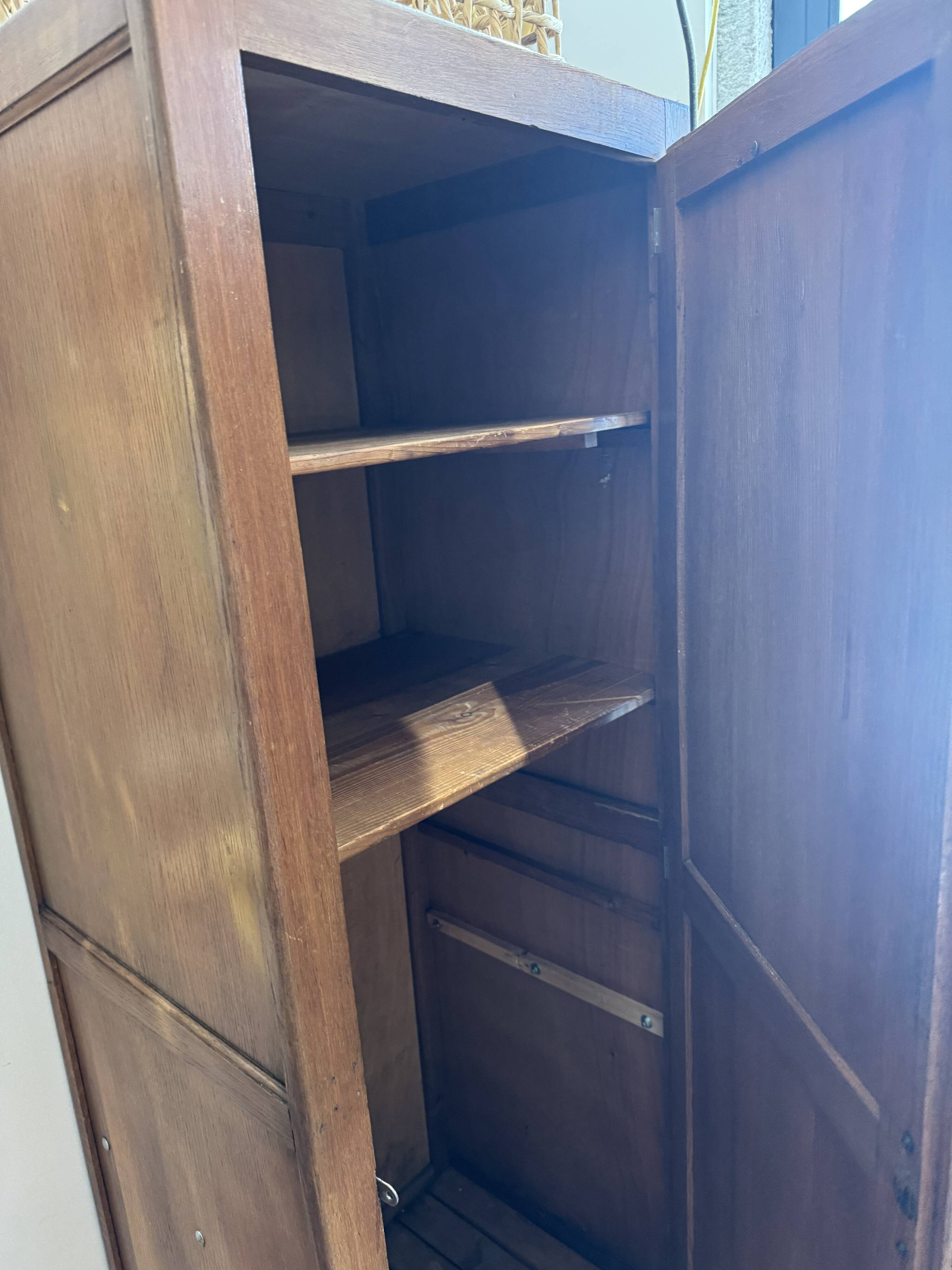 Wooden locker with tubular base