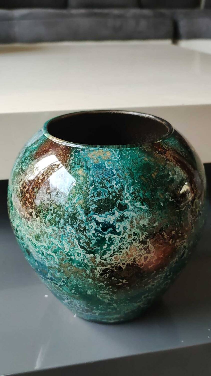 Large signed Line Lacquered Ball Vase. Made of églomisé glass. Dimensions: 18 x 16 cm