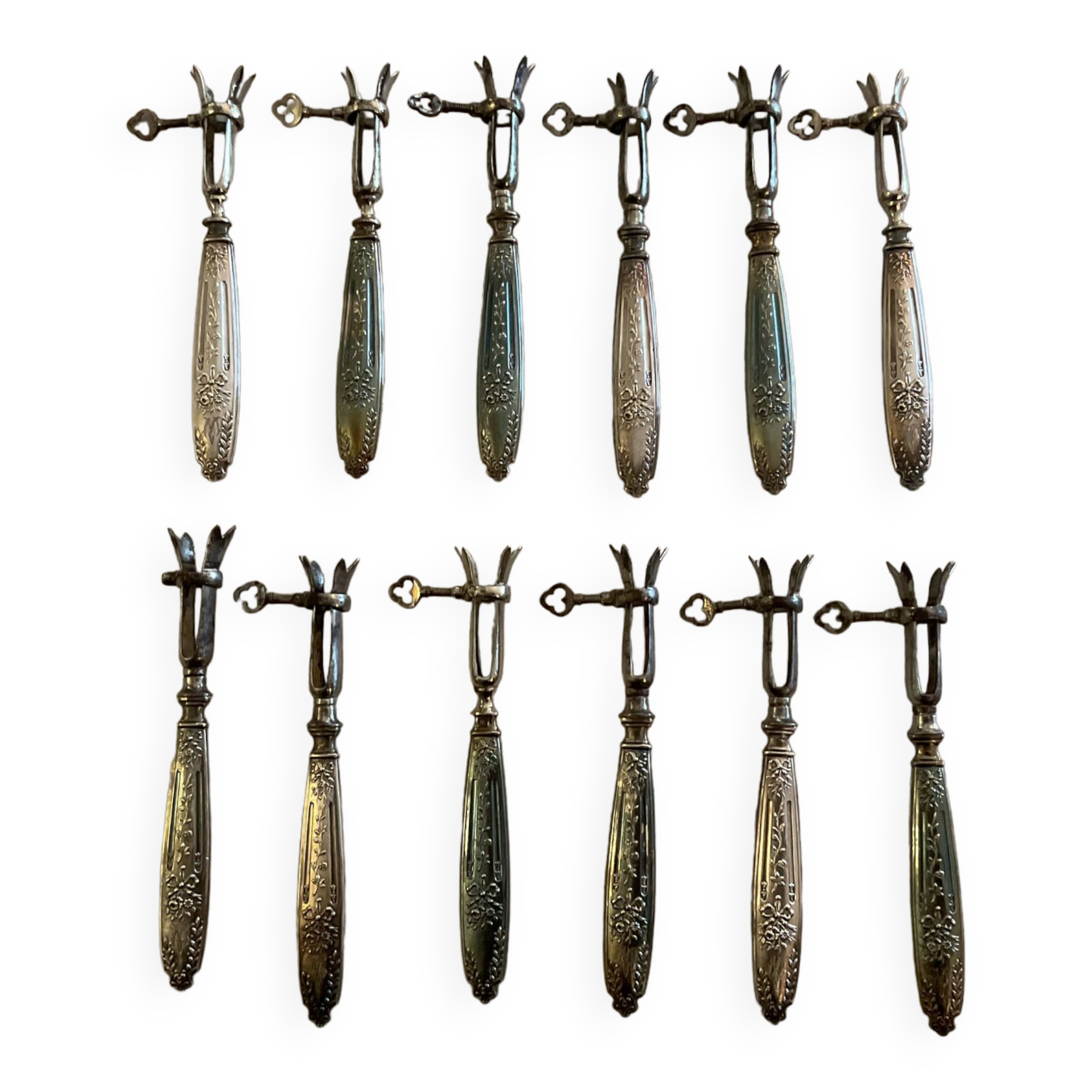12 rib sleeves. Solid silver-filled handles. France