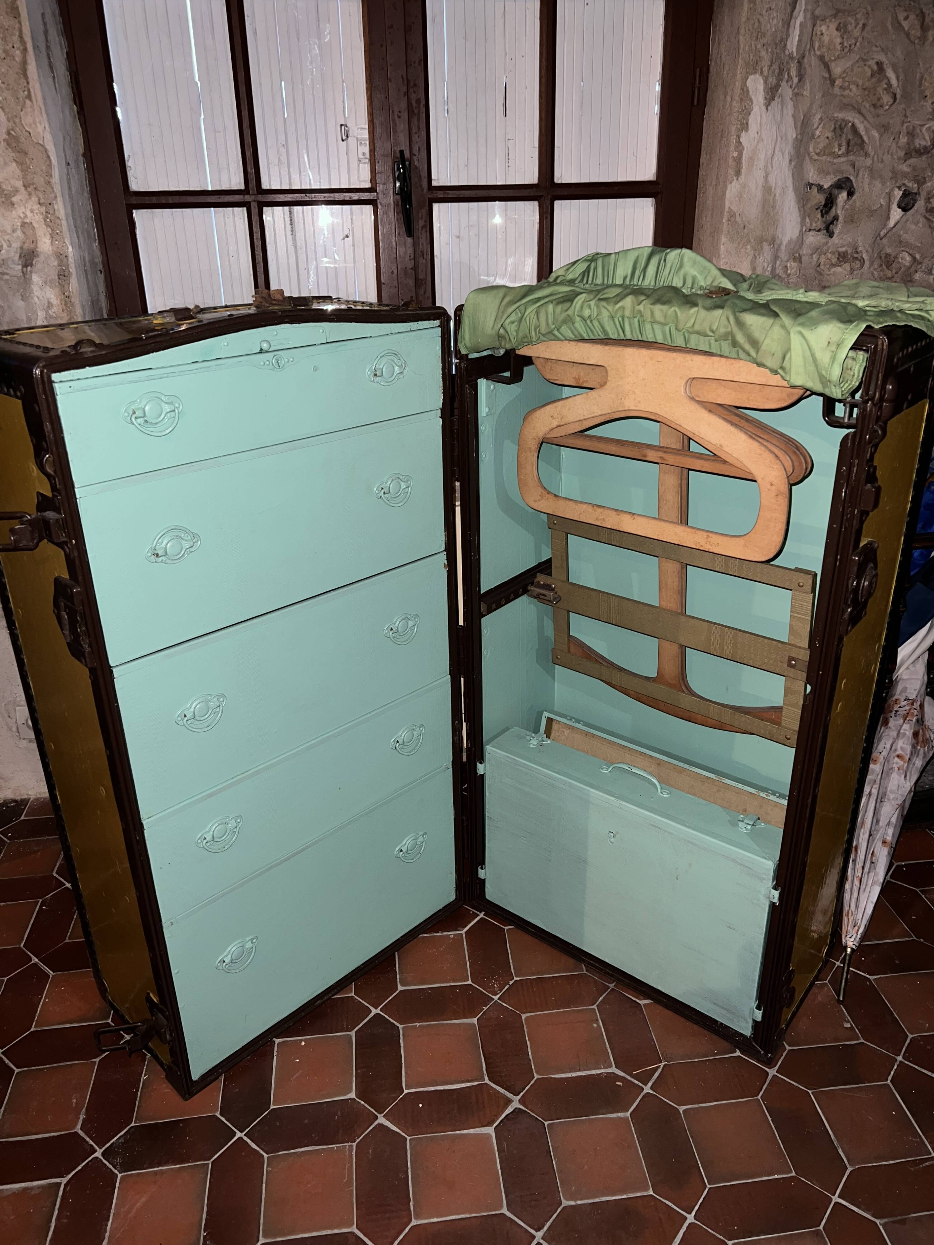 Malle de cabine ancienne avec son intérieur marque Mendel Trunx
