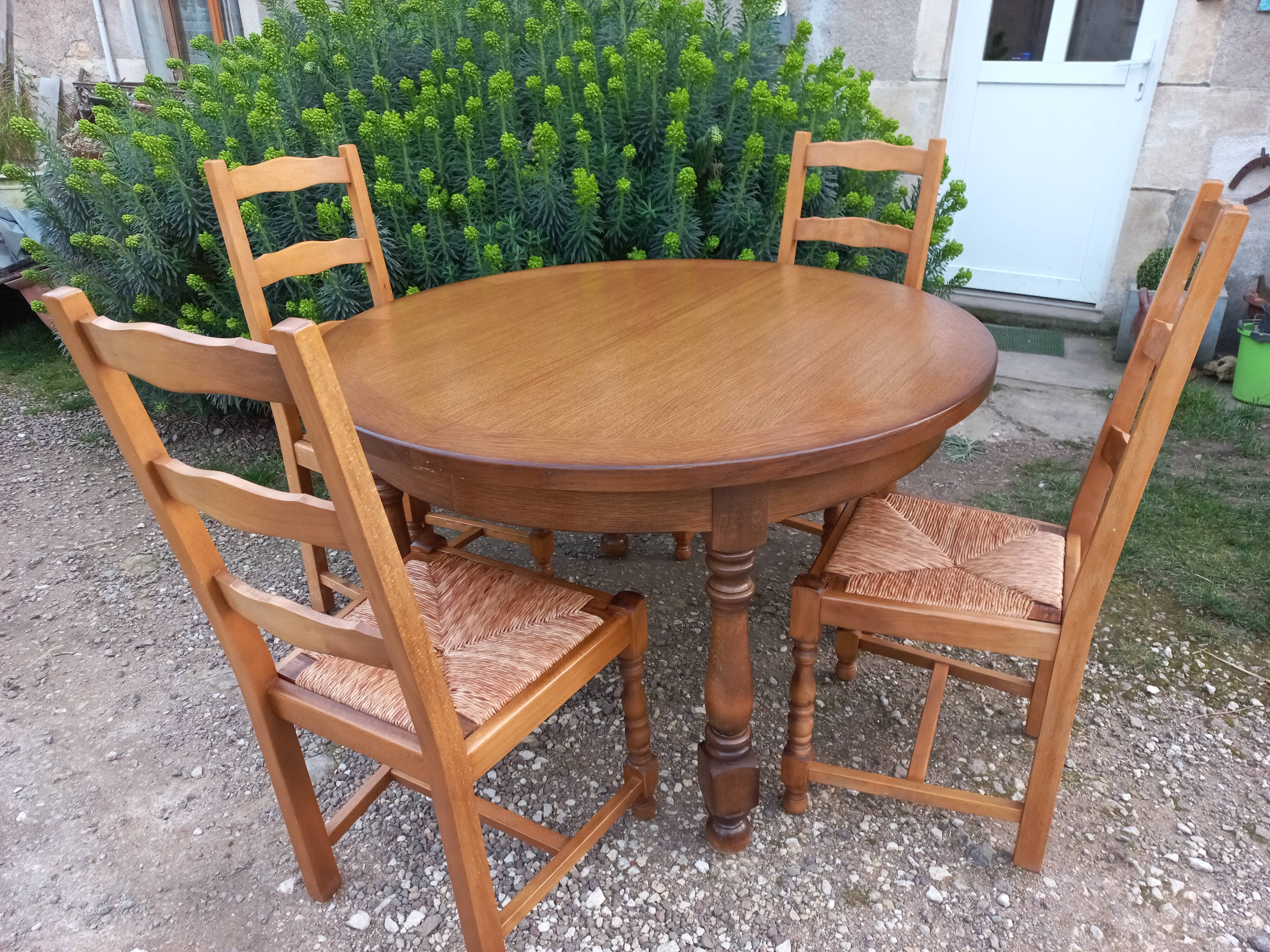 Table and 4 chairs + extension