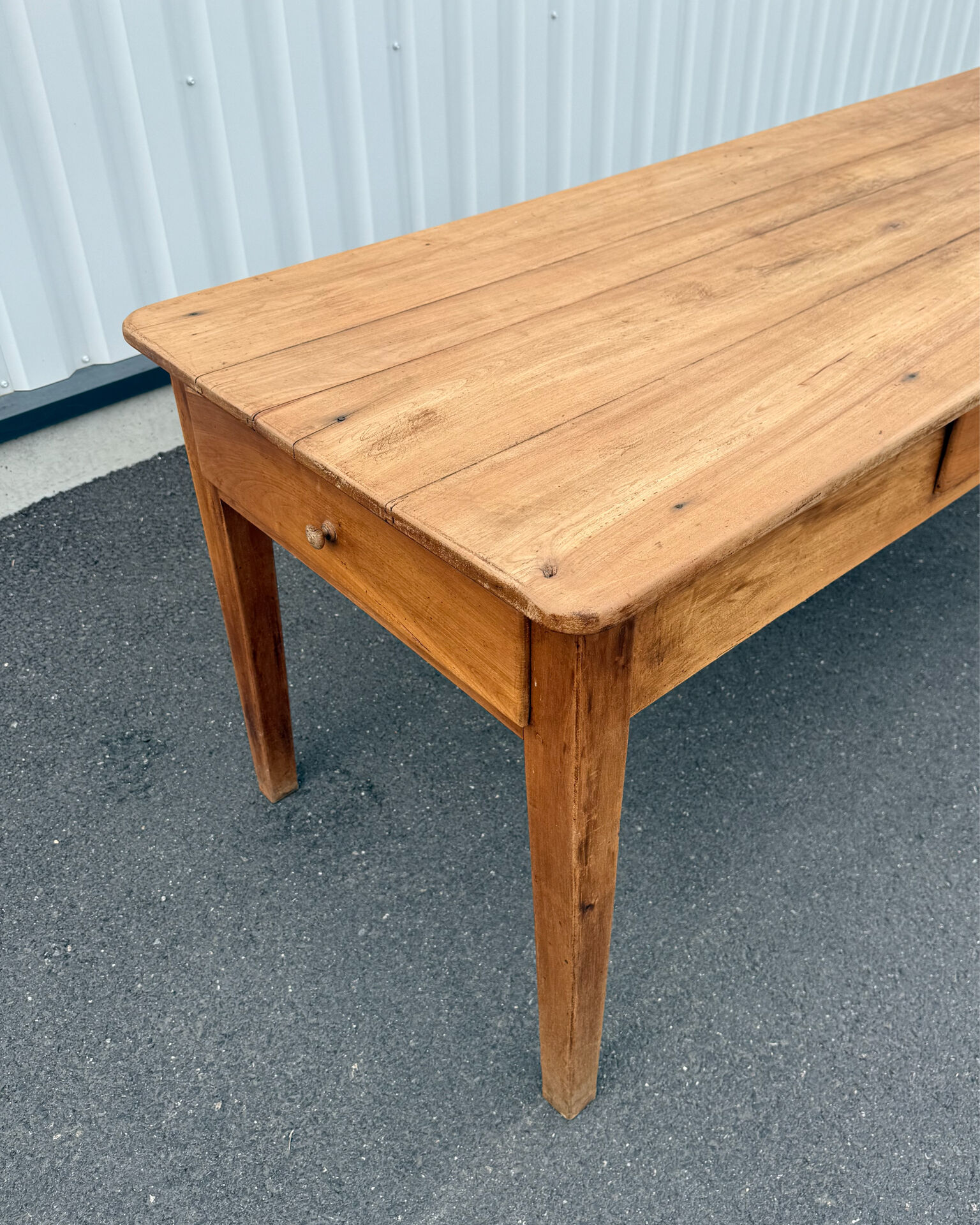 Grande table en noyer massif