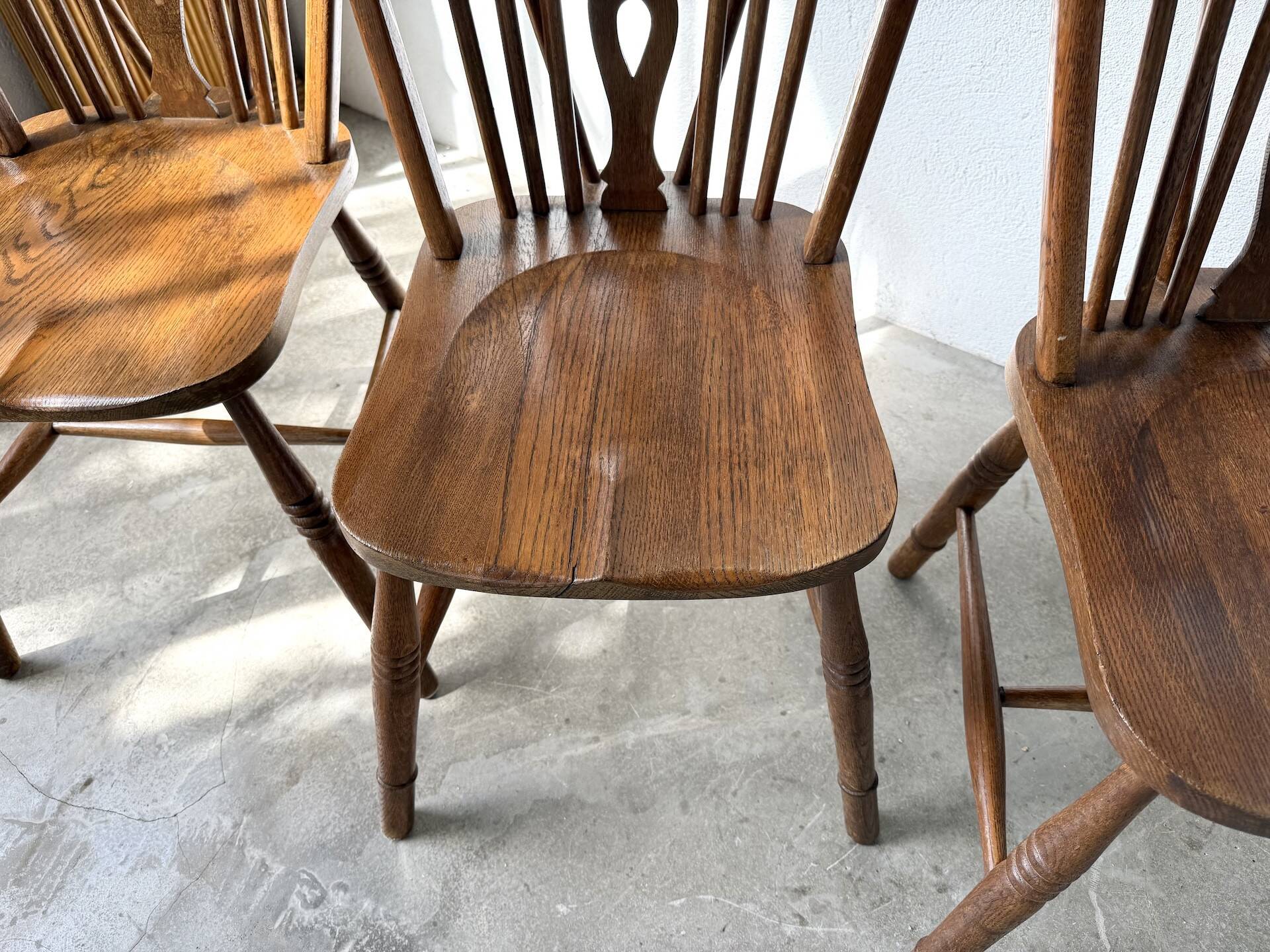 Suite de Quatre Chaises "Windsor"