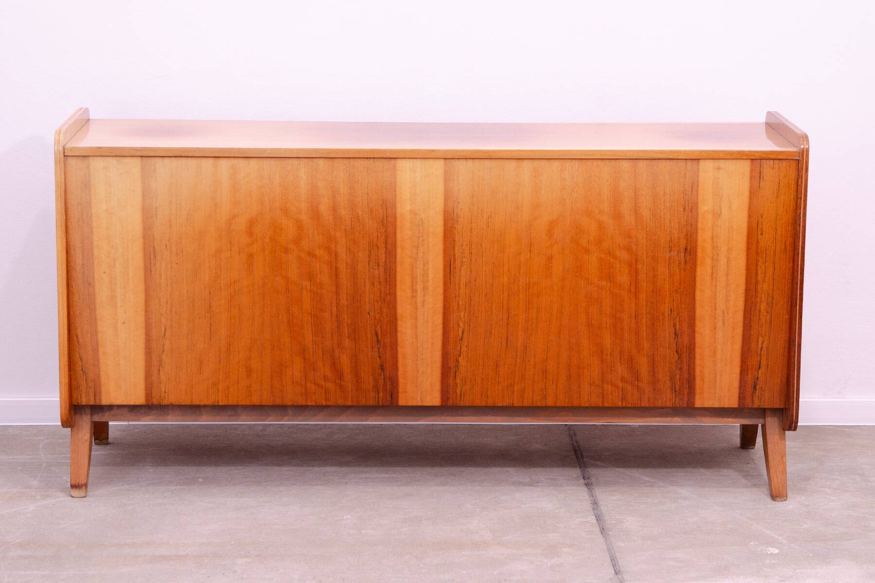 Commode moderne du milieu du siècle en noyer par František Jirák, années 1960, Tchécoslovaquie