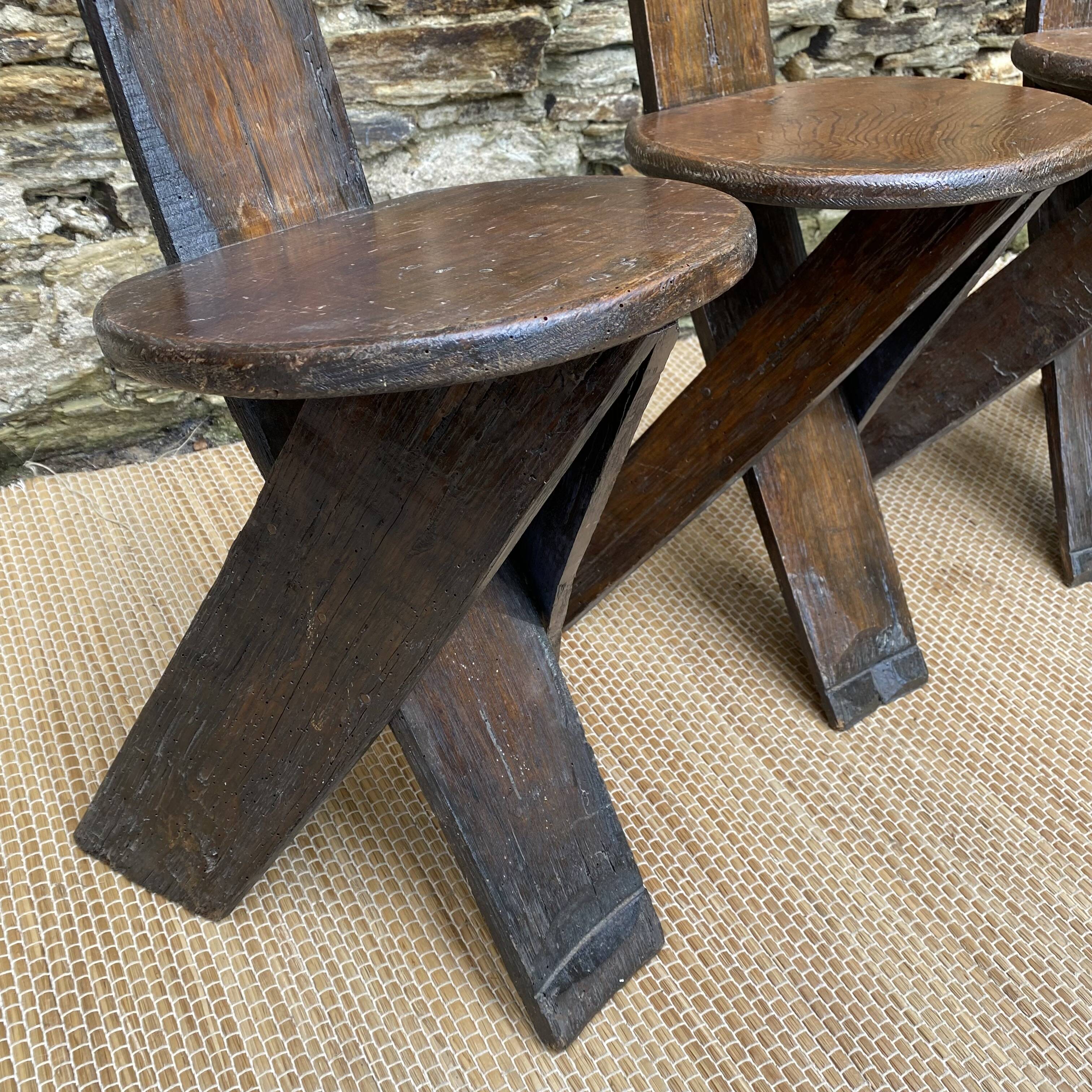Ensemble table et chaises style brutaliste , cave à vin
