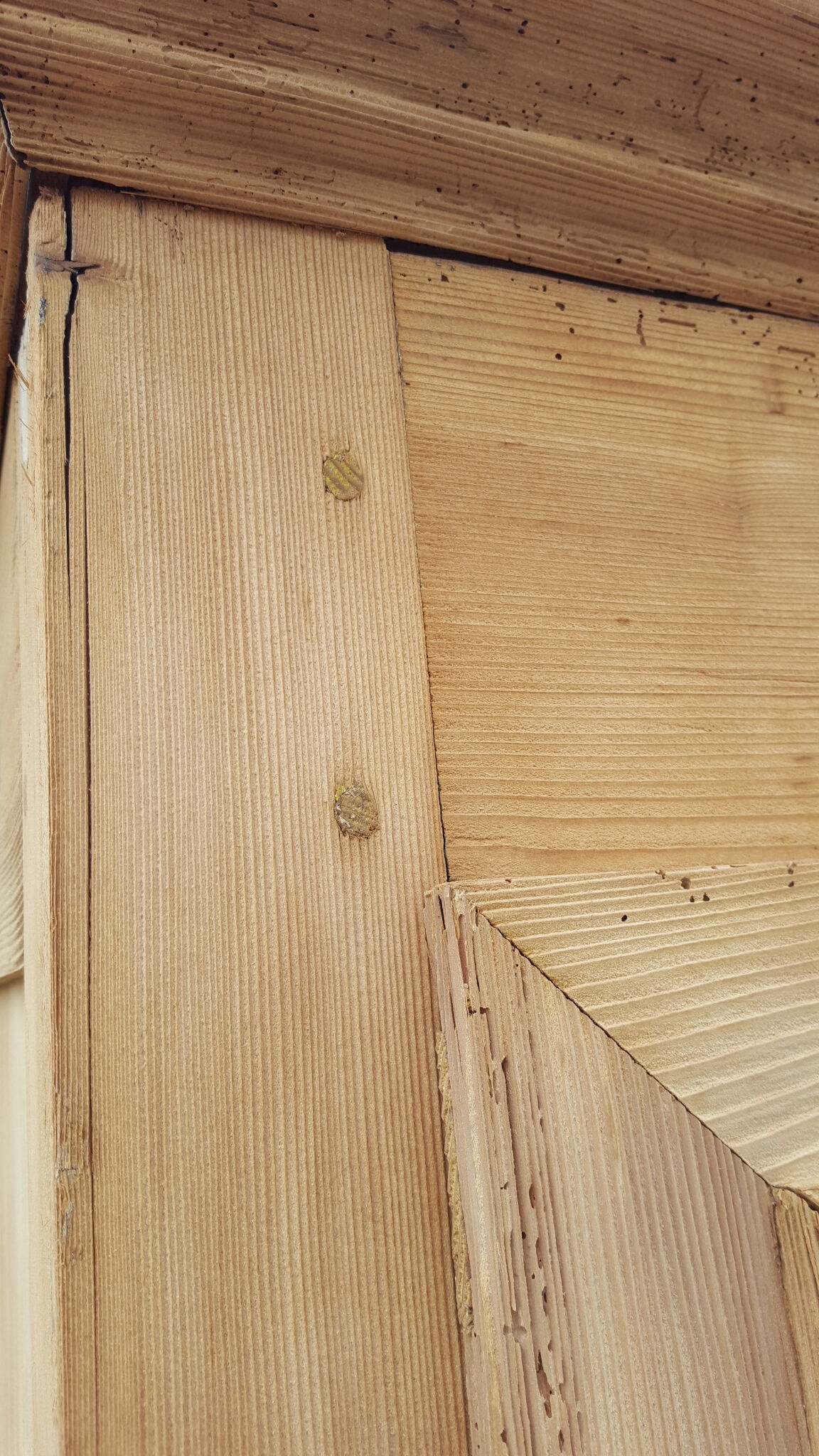 Armoire en sapin ancienne sablée brute