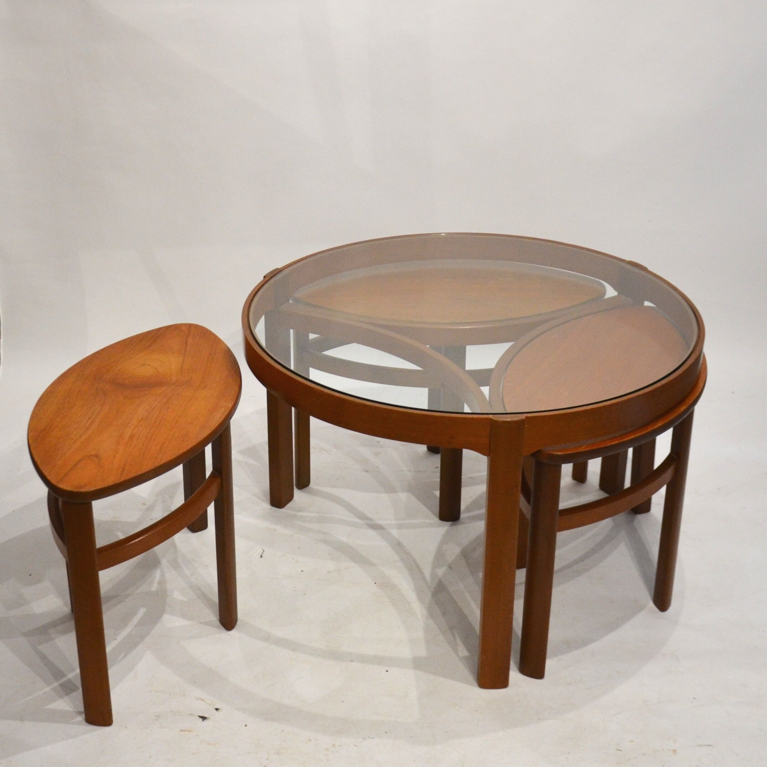 Table basse gigogne scandinave en verre et teck