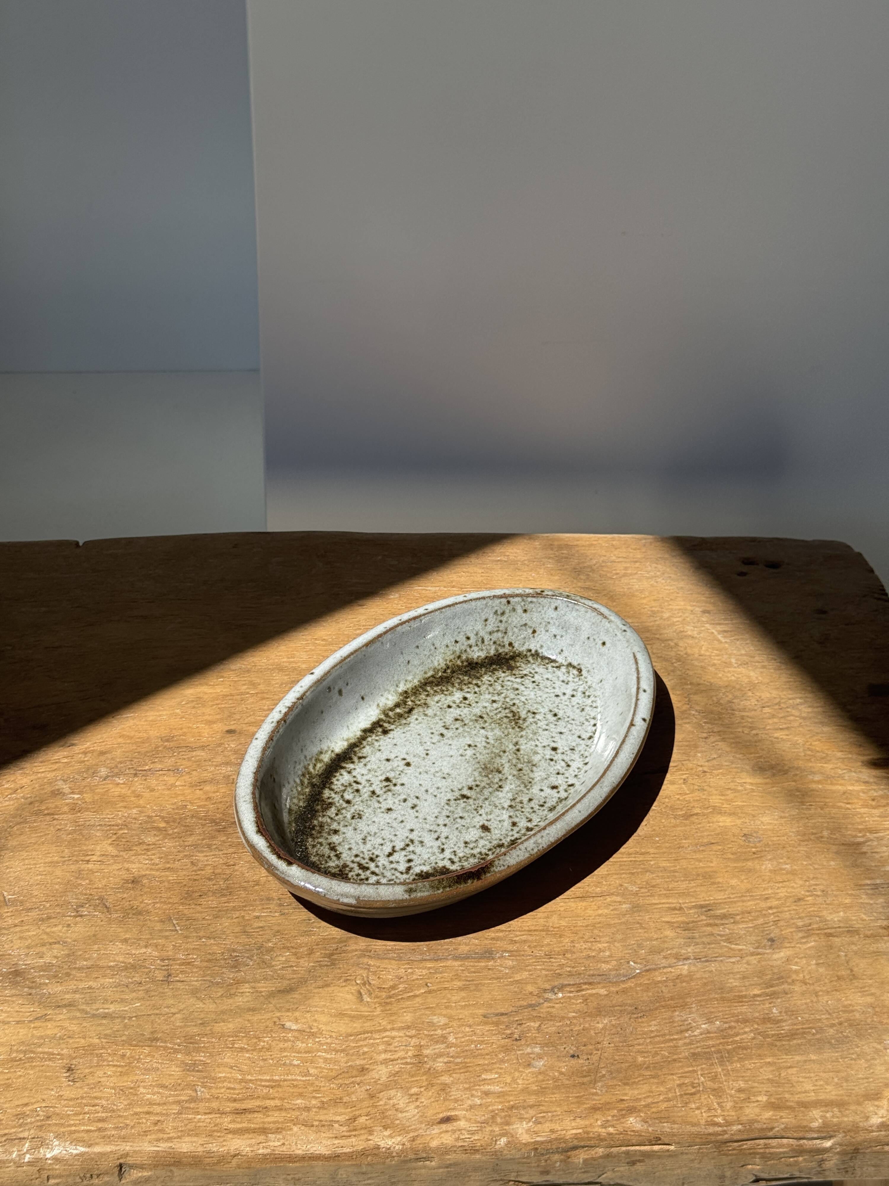 Petit plat ovale en céramique mouchetée glacée L23