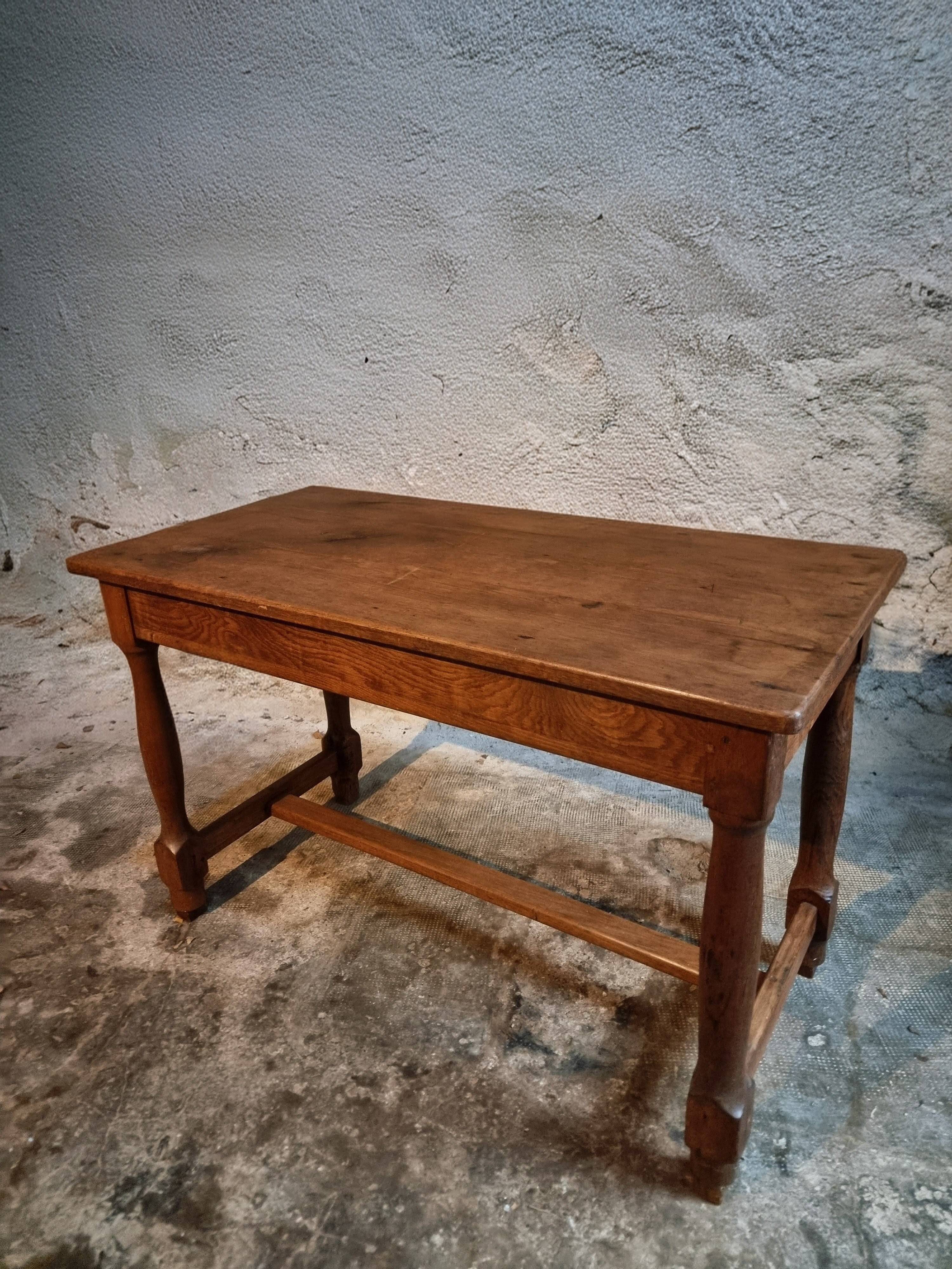 Antique French farmhouse table in oak (1780–1830) – Walnut legs – Rustic provincial dining table