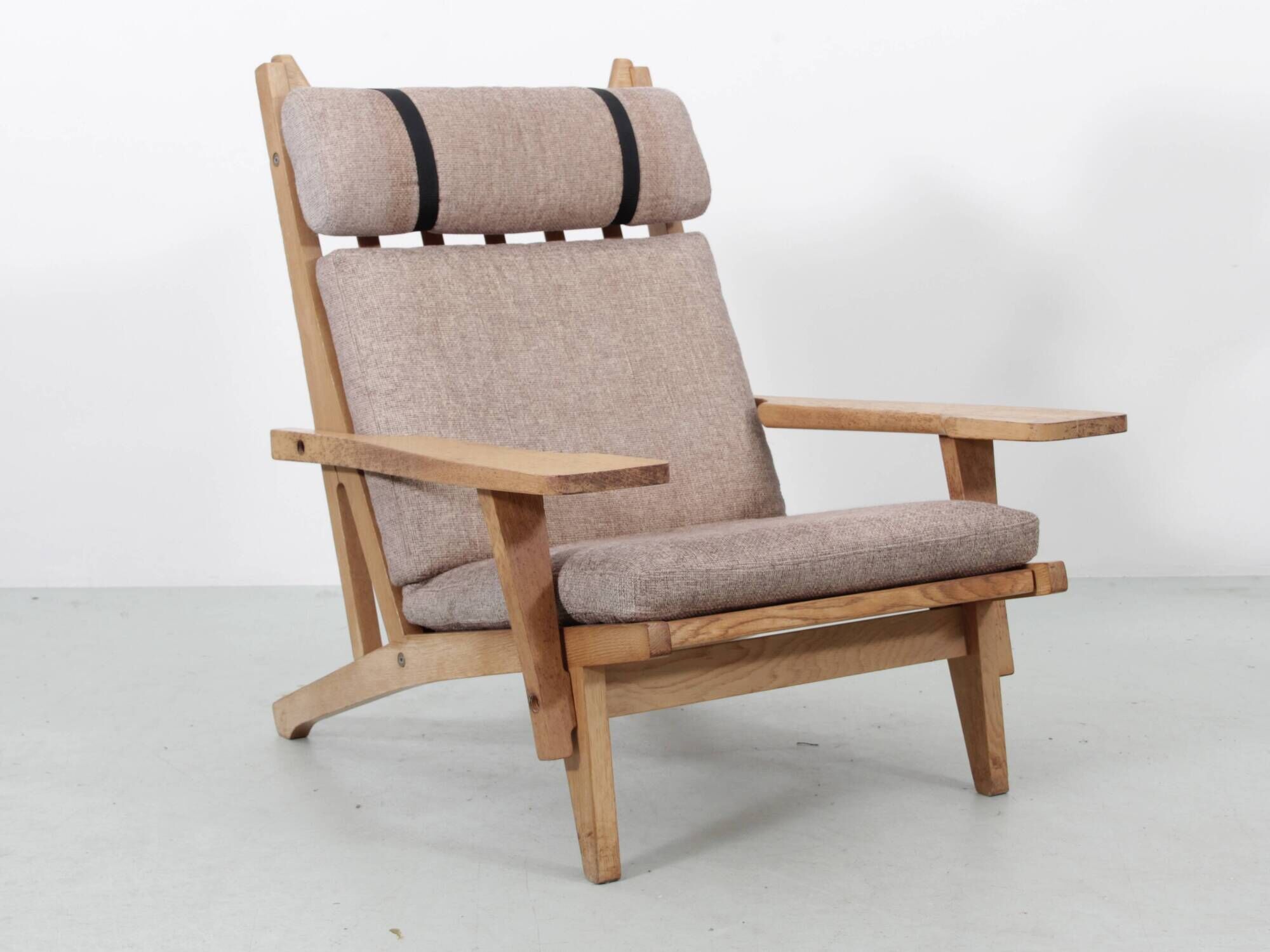Pair of Scandinavian armchairs GE 375, with 1 pair of armrests.