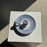 Petit bougeoir à main fait main blanc à motif de frise géométrique bleue H7