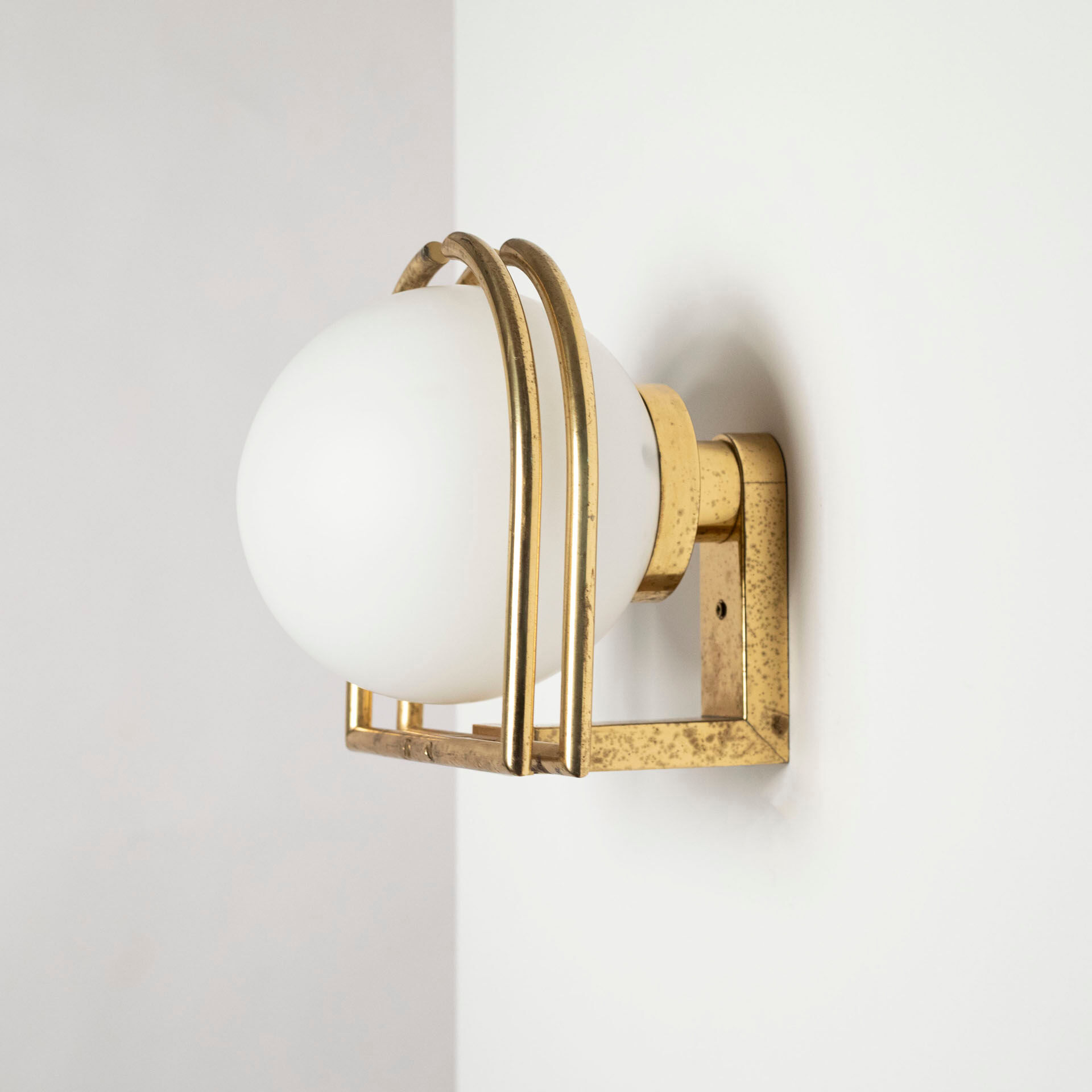 1970s wall lamp / sconce in brass and opaline glass, Italy