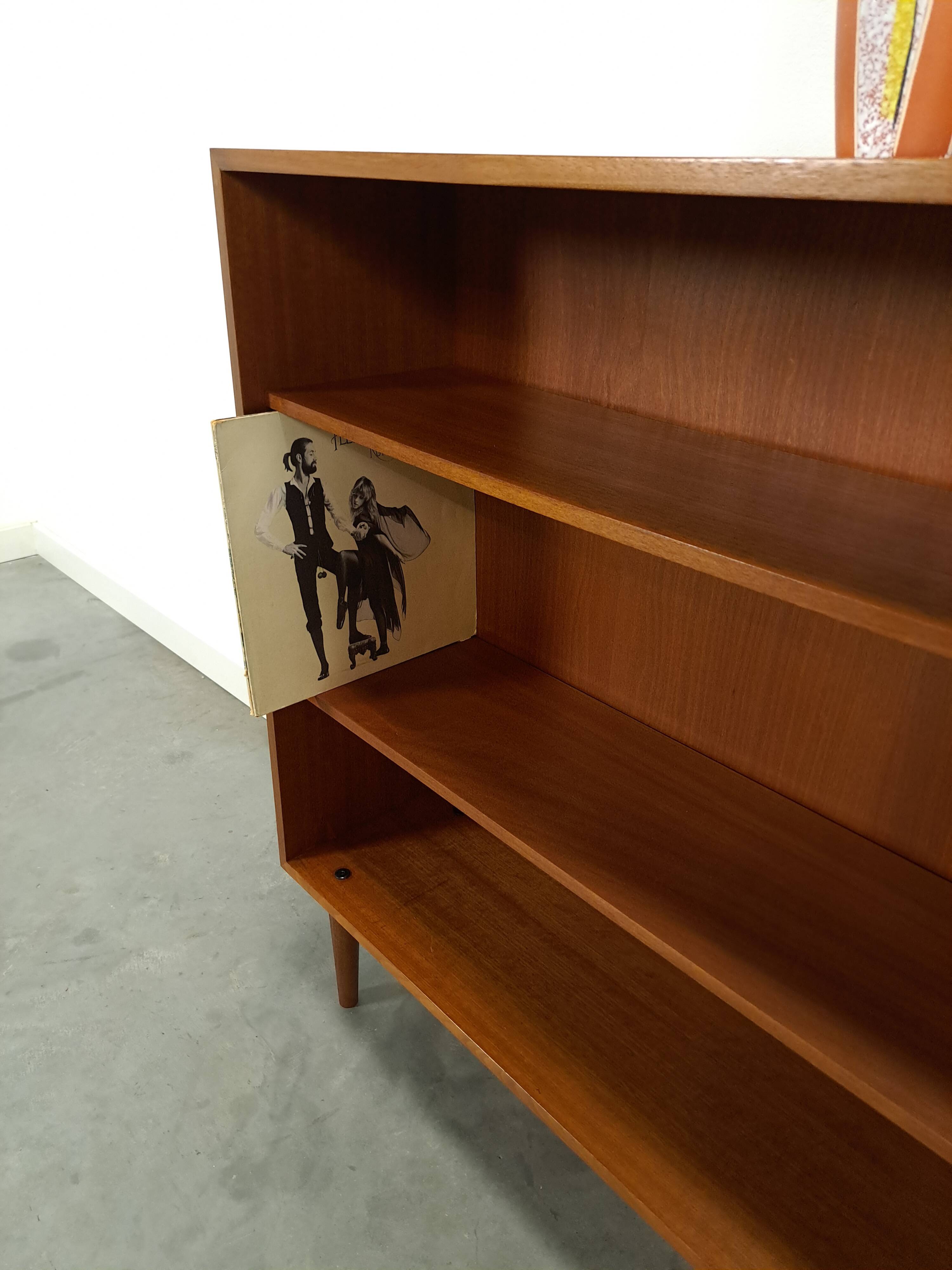 Noten fineer boekenkast LP kast met legplanken nr. 1