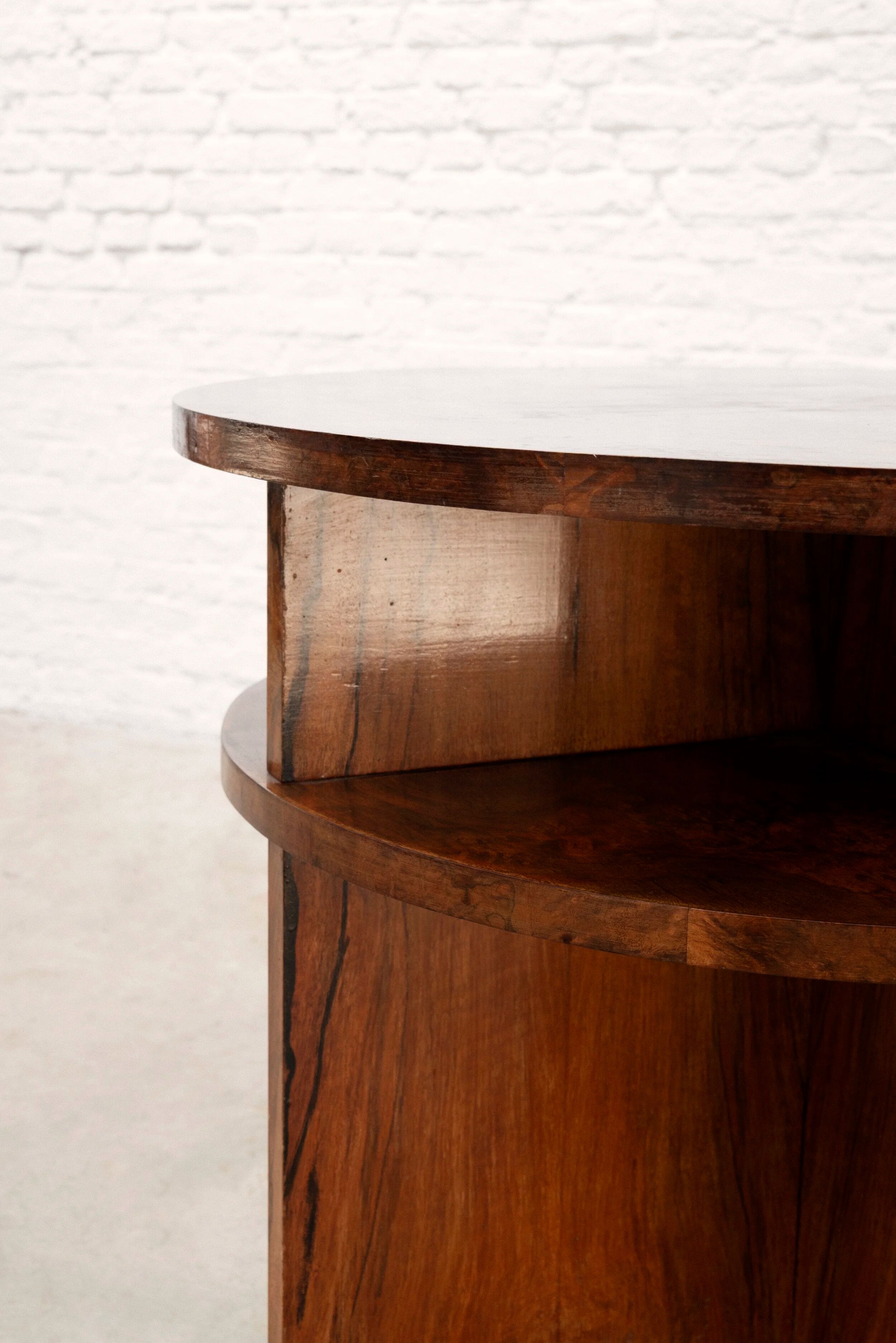 Table basse circulaire moderniste française avec étagères, vers 1935