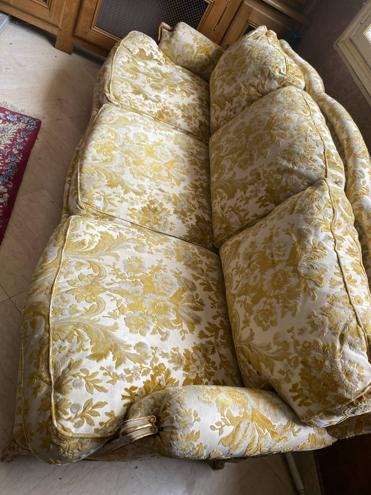 2 fauteuils et un canapé vintage velours jaune et or.