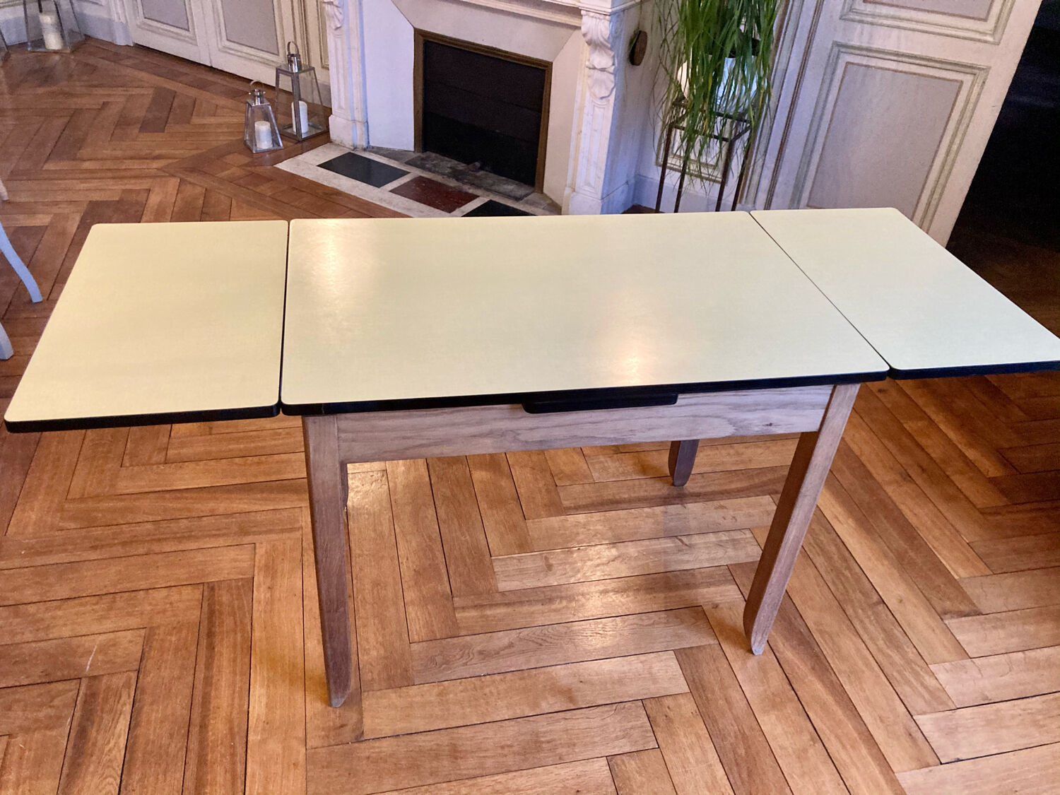 Expandable yellow formica table
