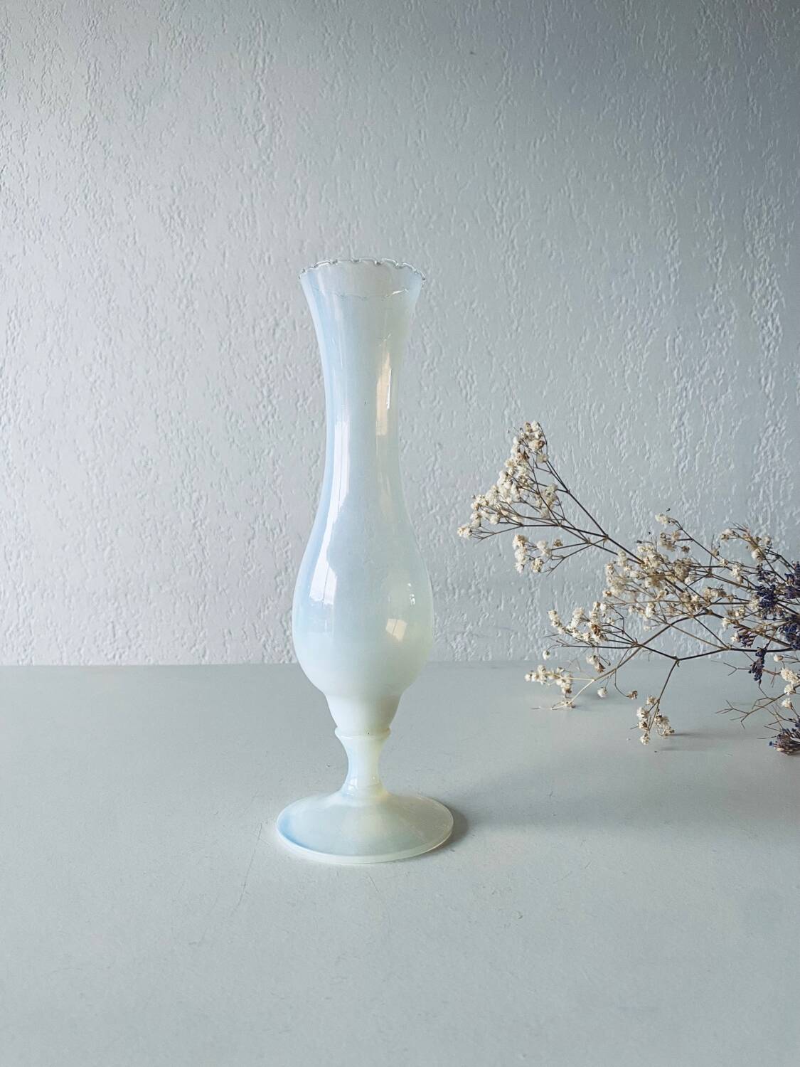 Large antique vase in white opaline from Florence