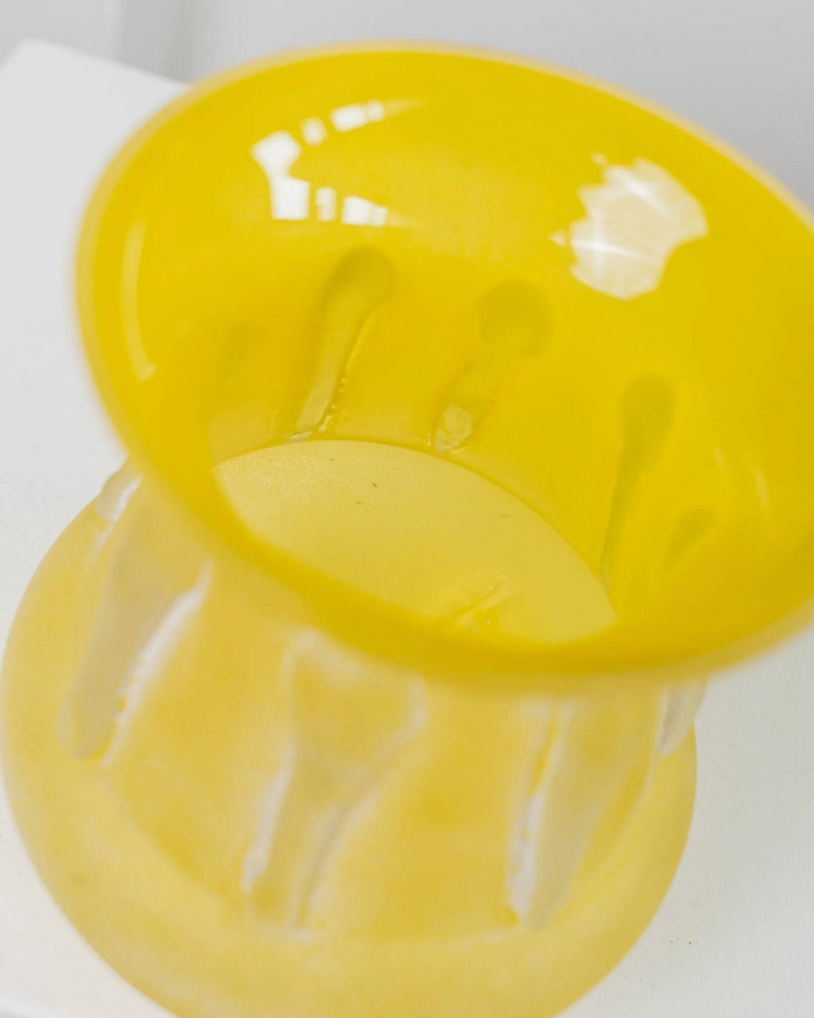 Vase en Verre Jaune Vintage – Verre Soufflé à la Bouche, Fini Mat, Années 1970, Style Italien du Milieu du Siècle