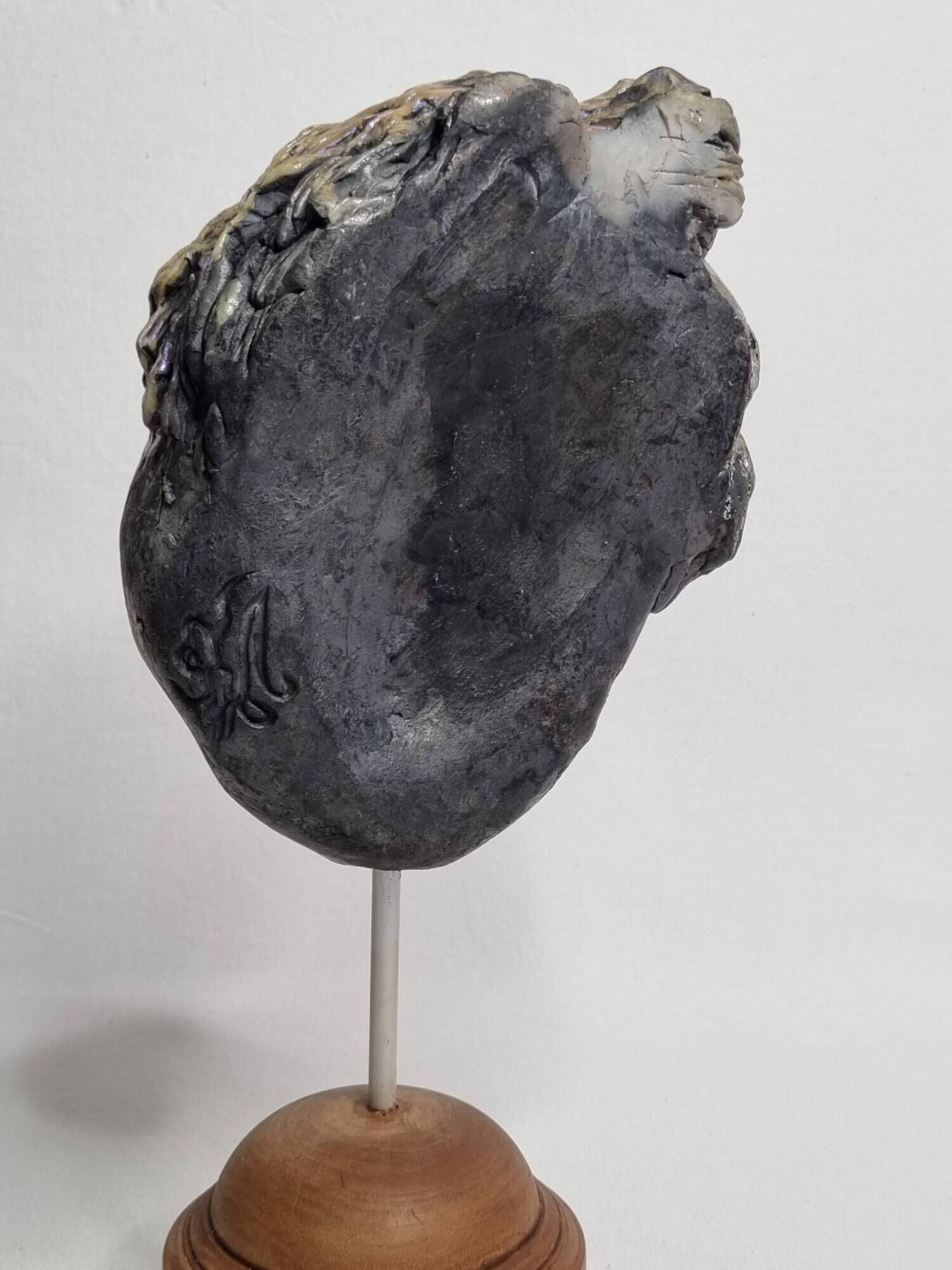 Signed raku ceramic mask, on wooden base – Expressive sculpture 28 cm